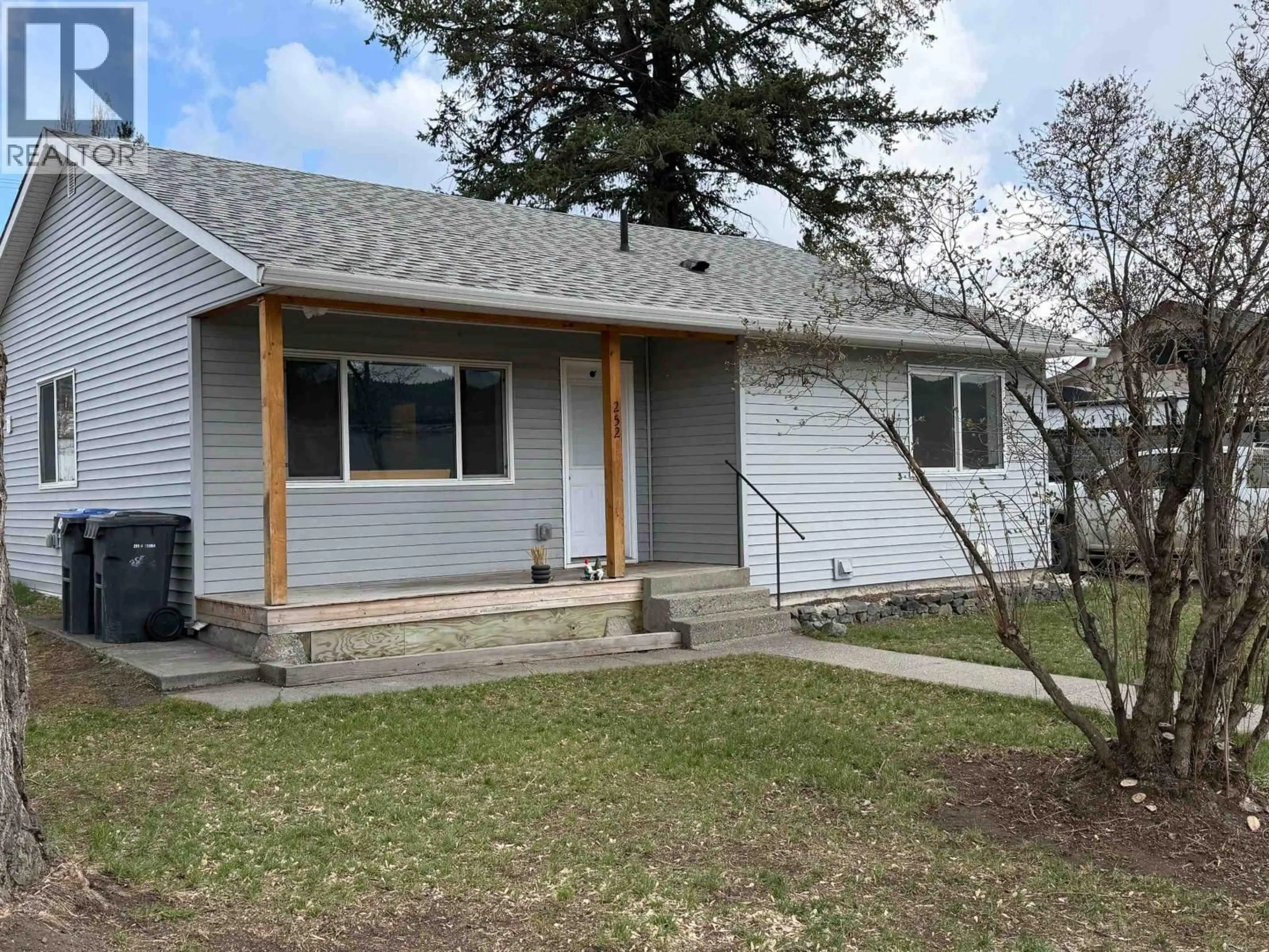 Home with vinyl exterior material, street for 252 FOURTH AVENUE, Williams Lake British Columbia V2G2E1
