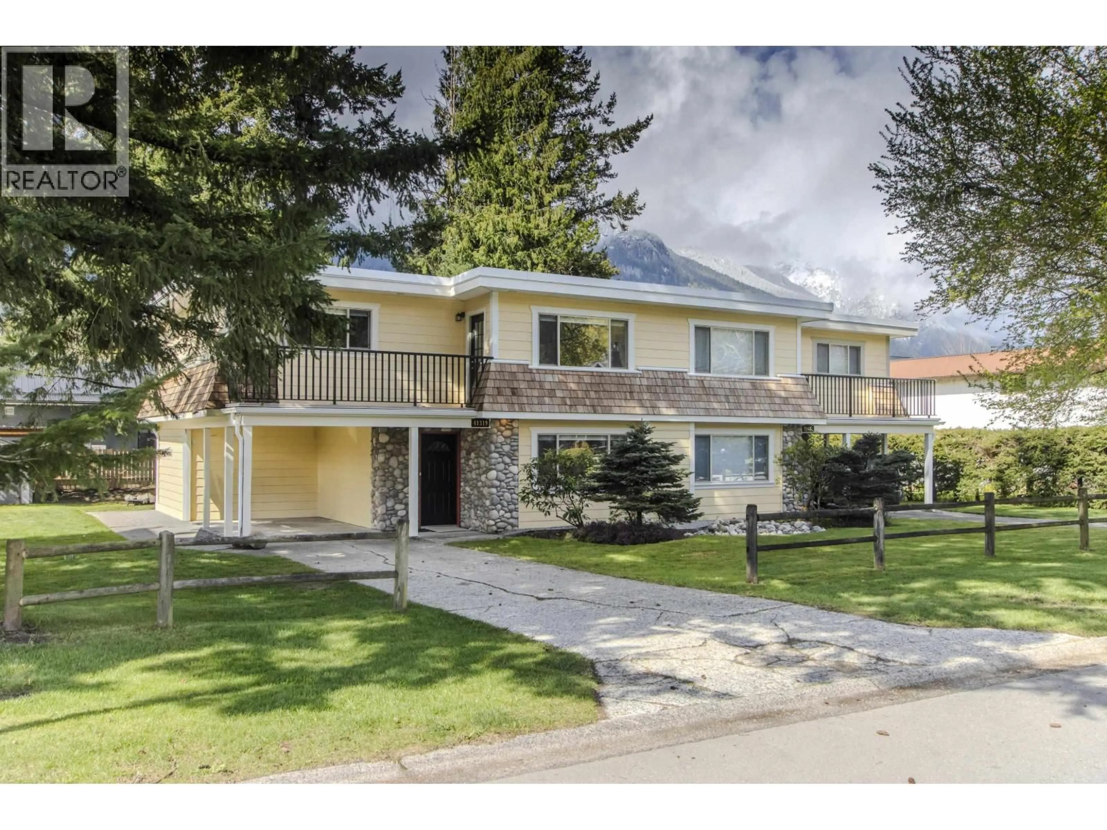 Home with vinyl exterior material, street for 41319 MEADOW AVENUE, Squamish British Columbia V0N1H0