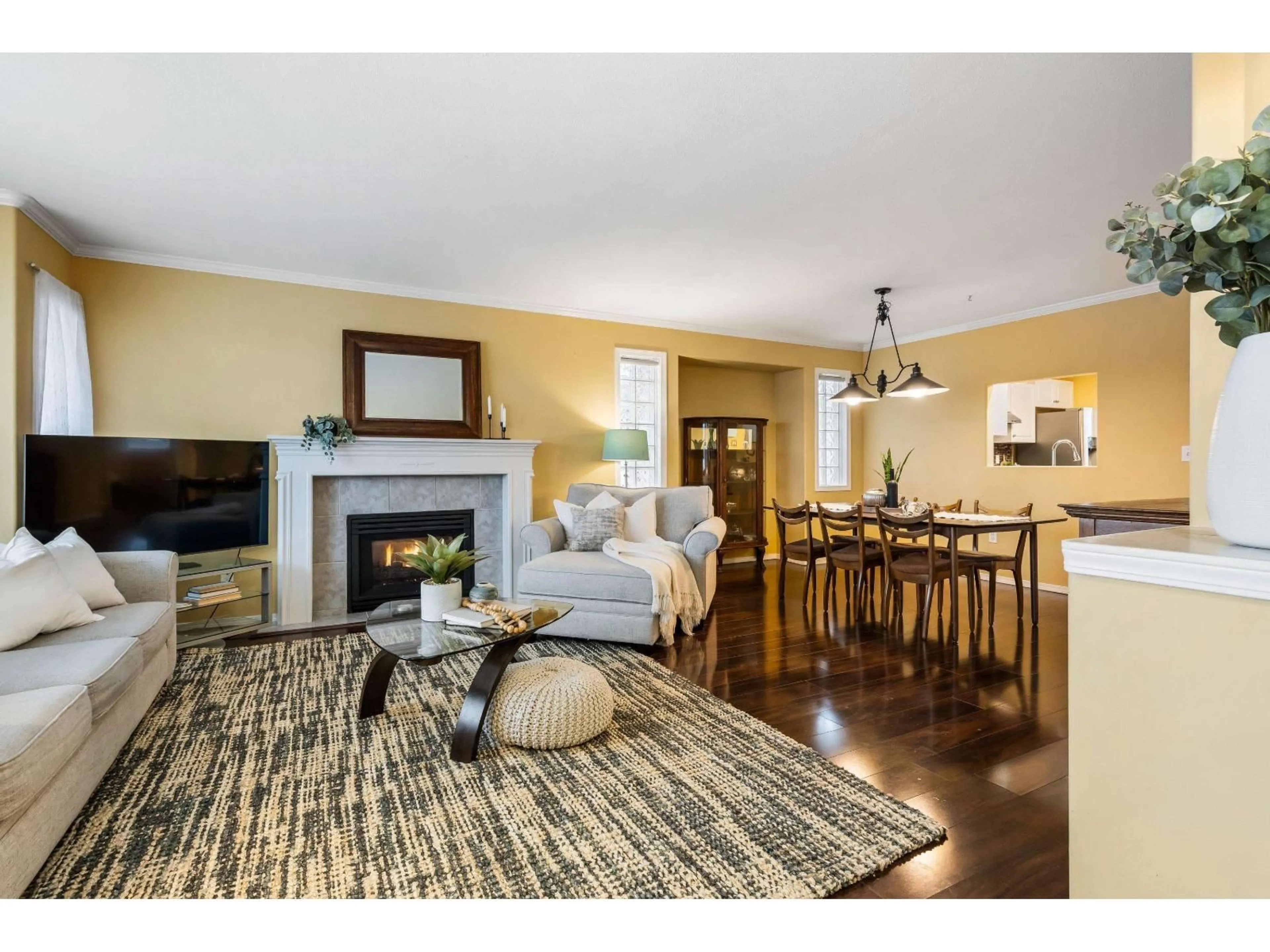 Living room with furniture, wood/laminate floor for 6 - 9420 WOODBINE STREET, Chilliwack British Columbia V2P5S4