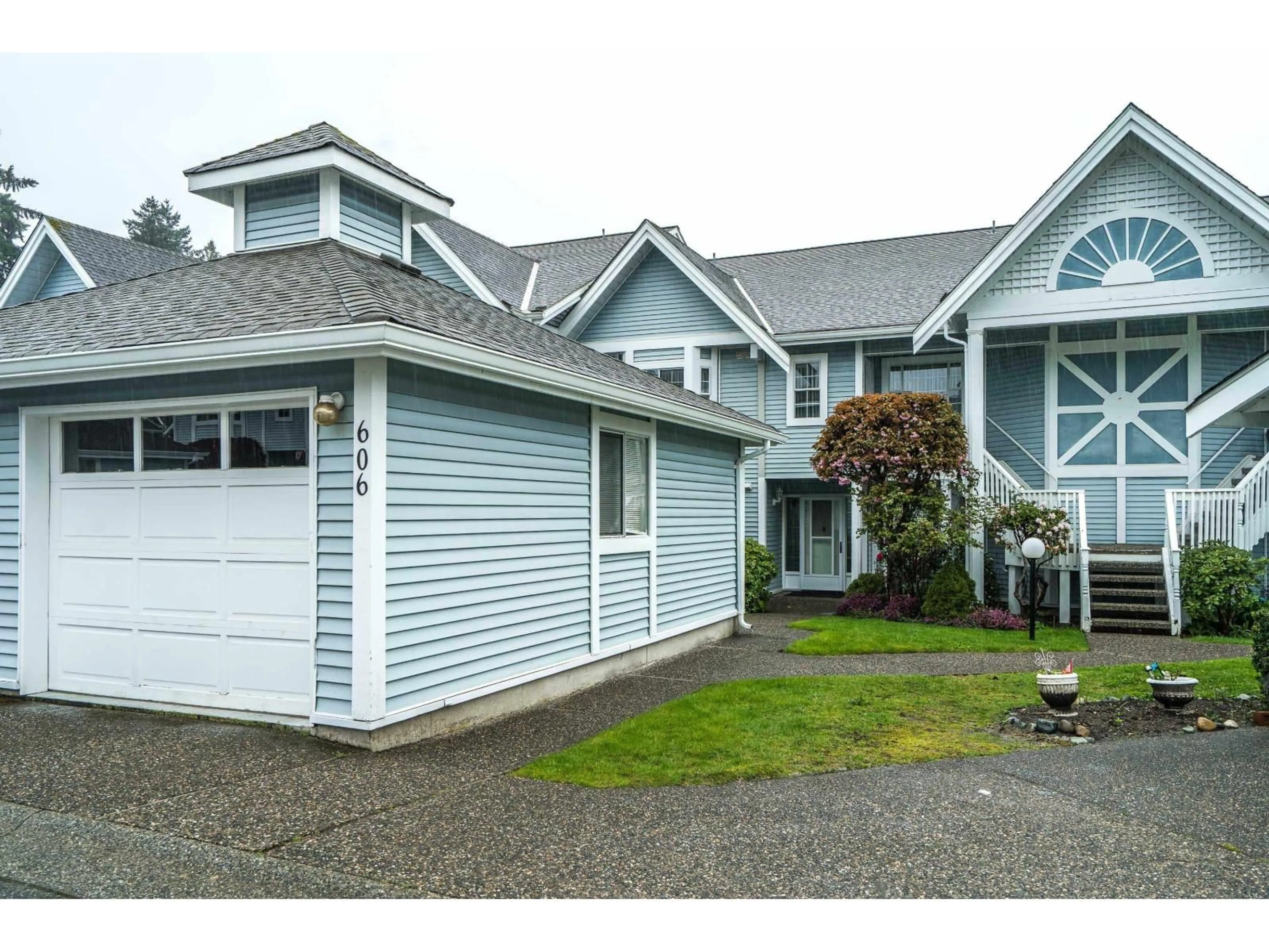 Home with vinyl exterior material, street for 606 - 9131 154TH STREET, Surrey British Columbia V3R9G8
