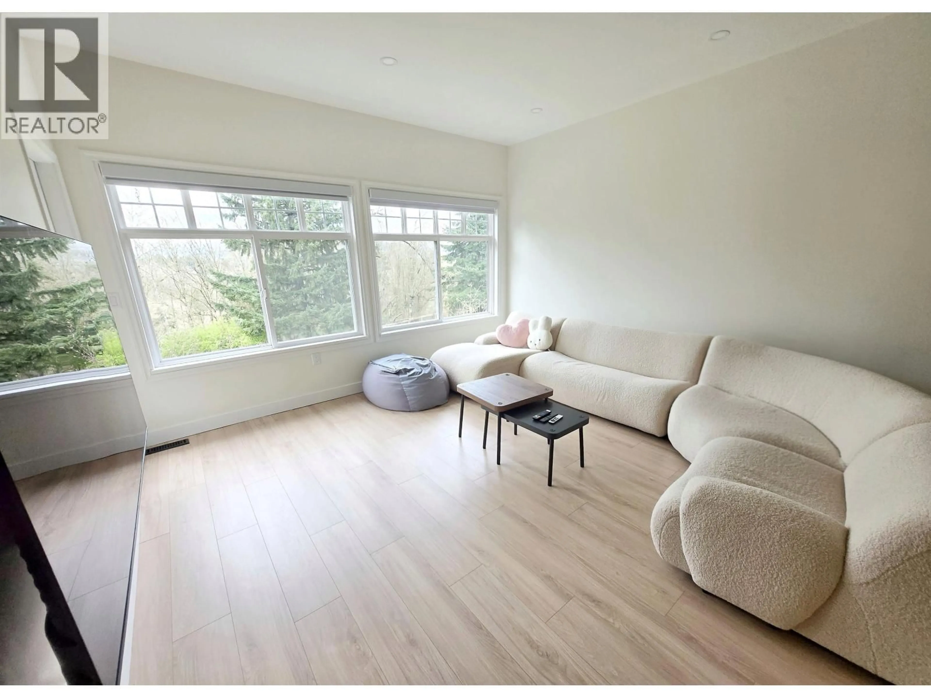Living room with furniture, wood/laminate floor for 20 - 5201 OAKMOUNT CRESCENT, Burnaby British Columbia V5H4S8