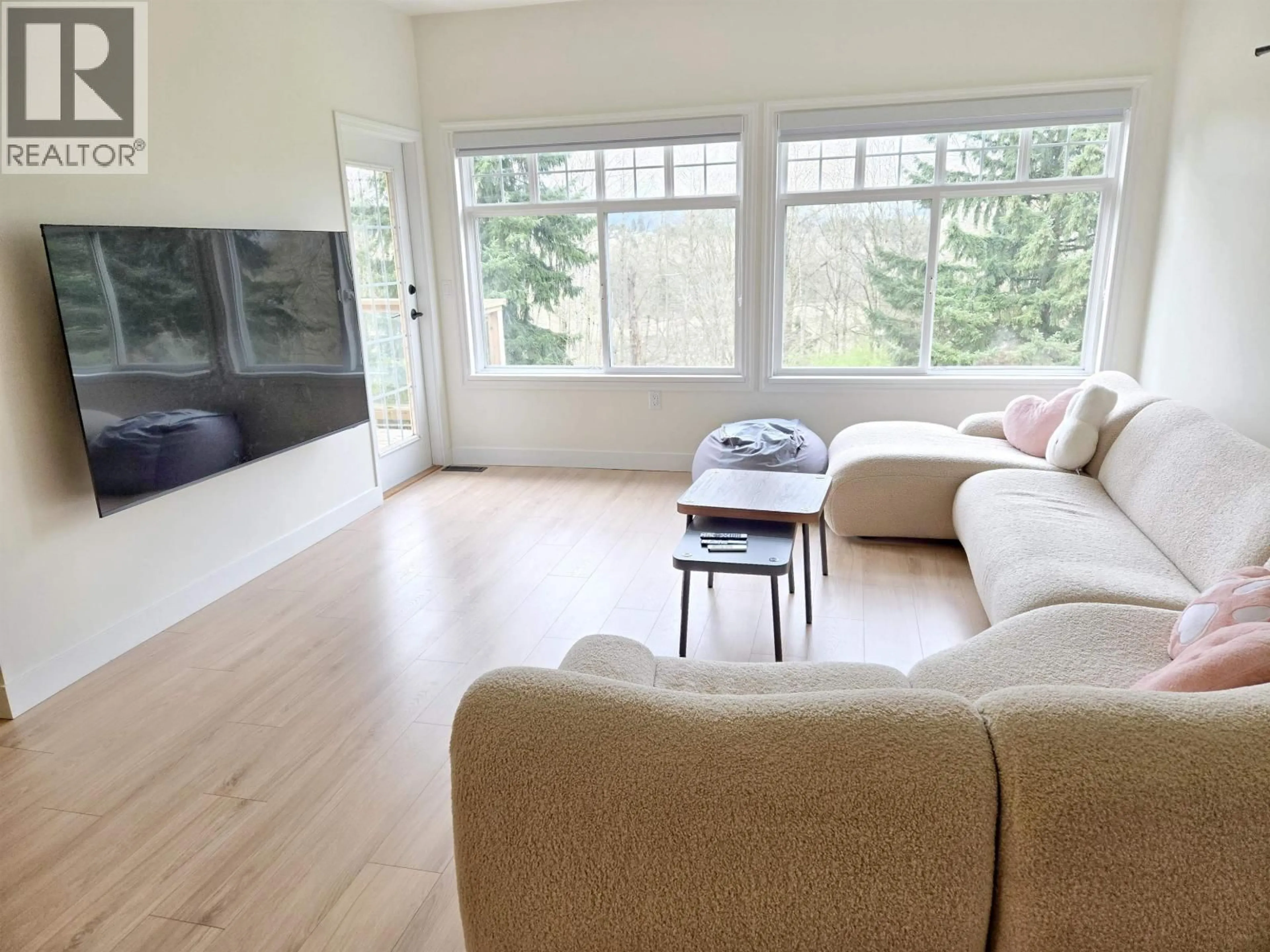 Living room with furniture, wood/laminate floor for 20 - 5201 OAKMOUNT CRESCENT, Burnaby British Columbia V5H4S8