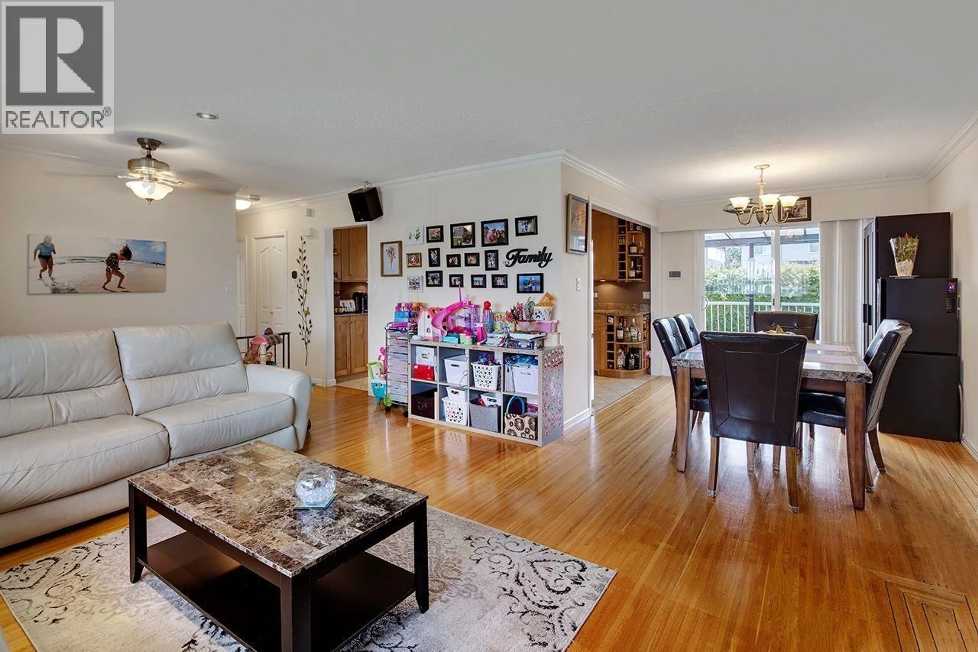 Living room with furniture, wood/laminate floor for 3436 WELLINGTON STREET, Port Coquitlam British Columbia V3B3Y2