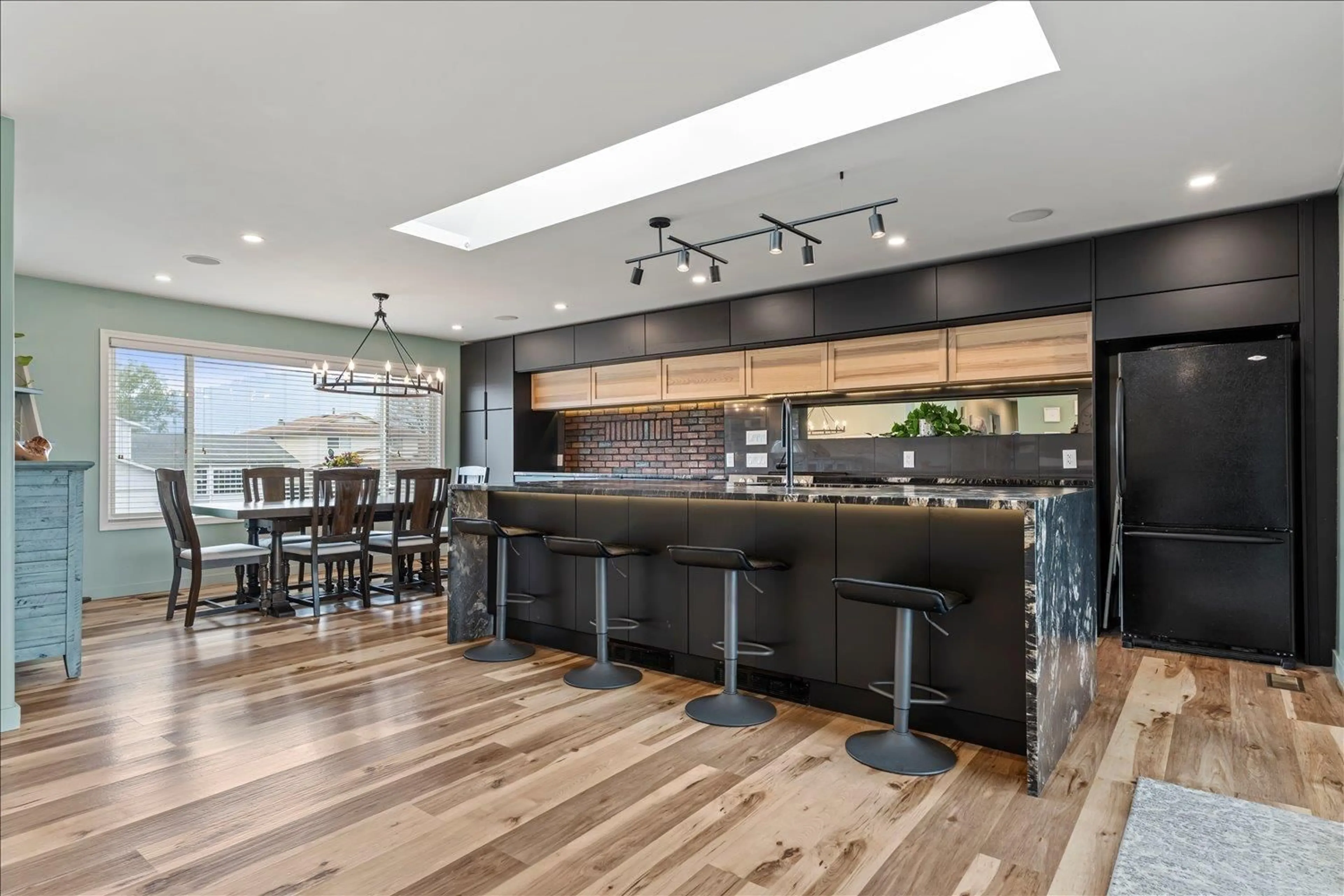 Contemporary kitchen, unknown for 6531 WILTSHIRE STREET, Chilliwack British Columbia V2R1P8