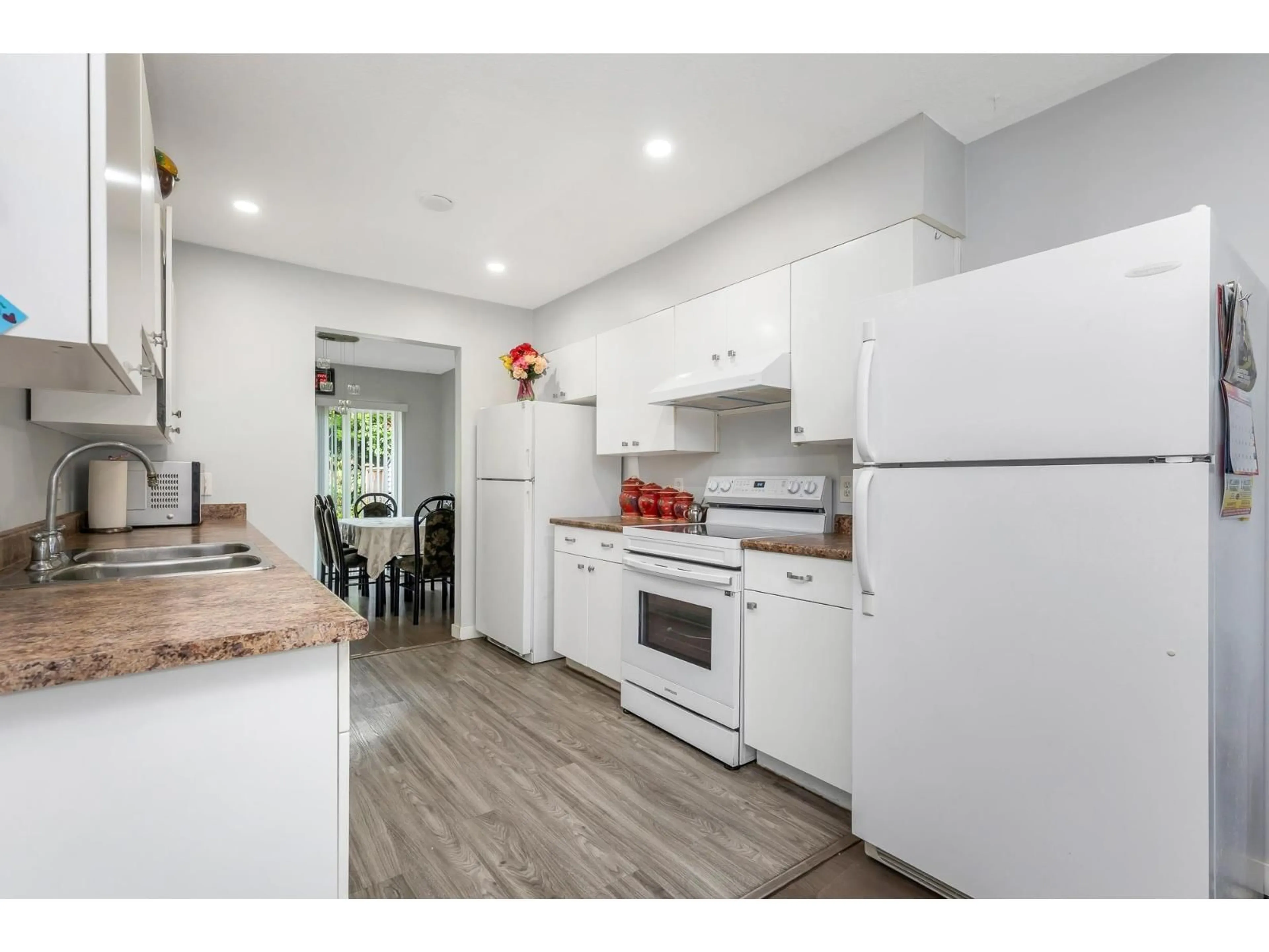 Open concept kitchen, wood/laminate floor for 18 - 36060 OLD YALE ROAD, Abbotsford British Columbia V3G2E9