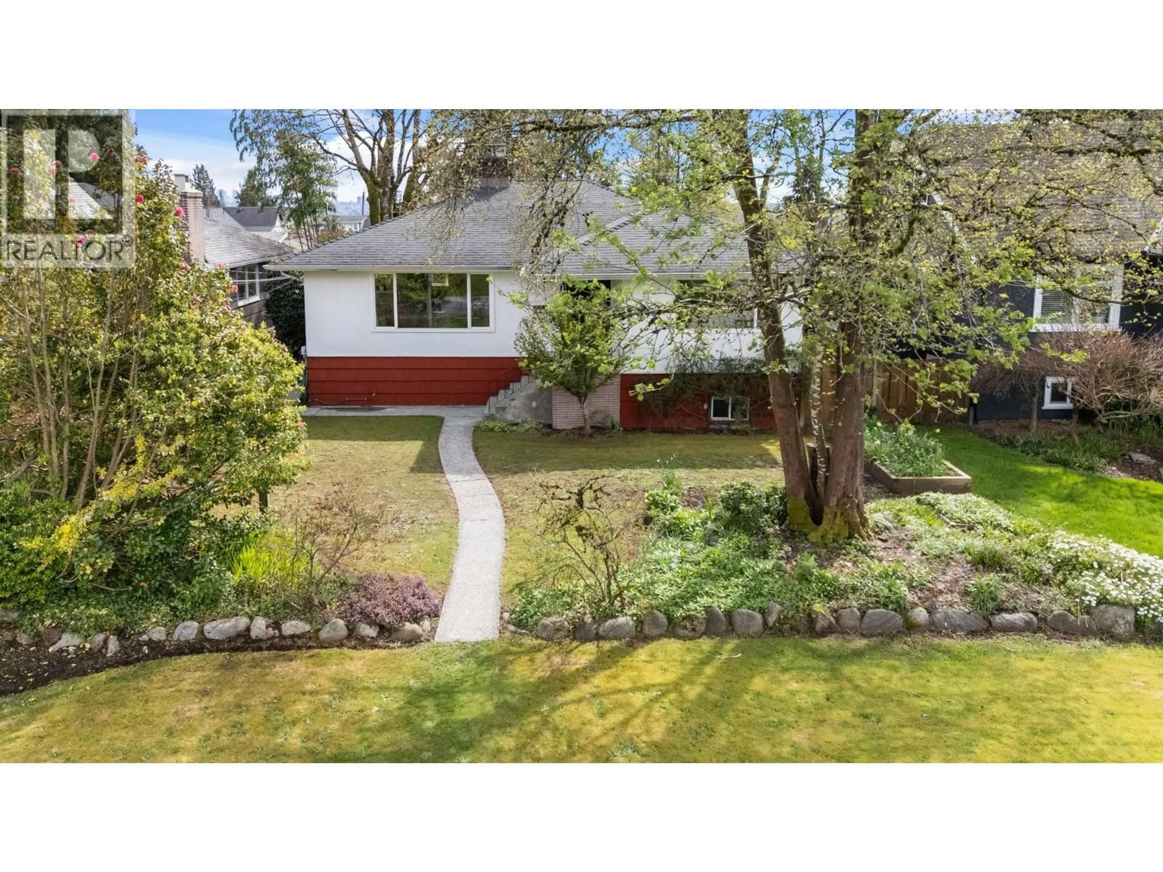A pic from outside/outdoor area/front of a property/back of a property/a pic from drone, street for 753 9TH STREET, North Vancouver British Columbia V7L2C1
