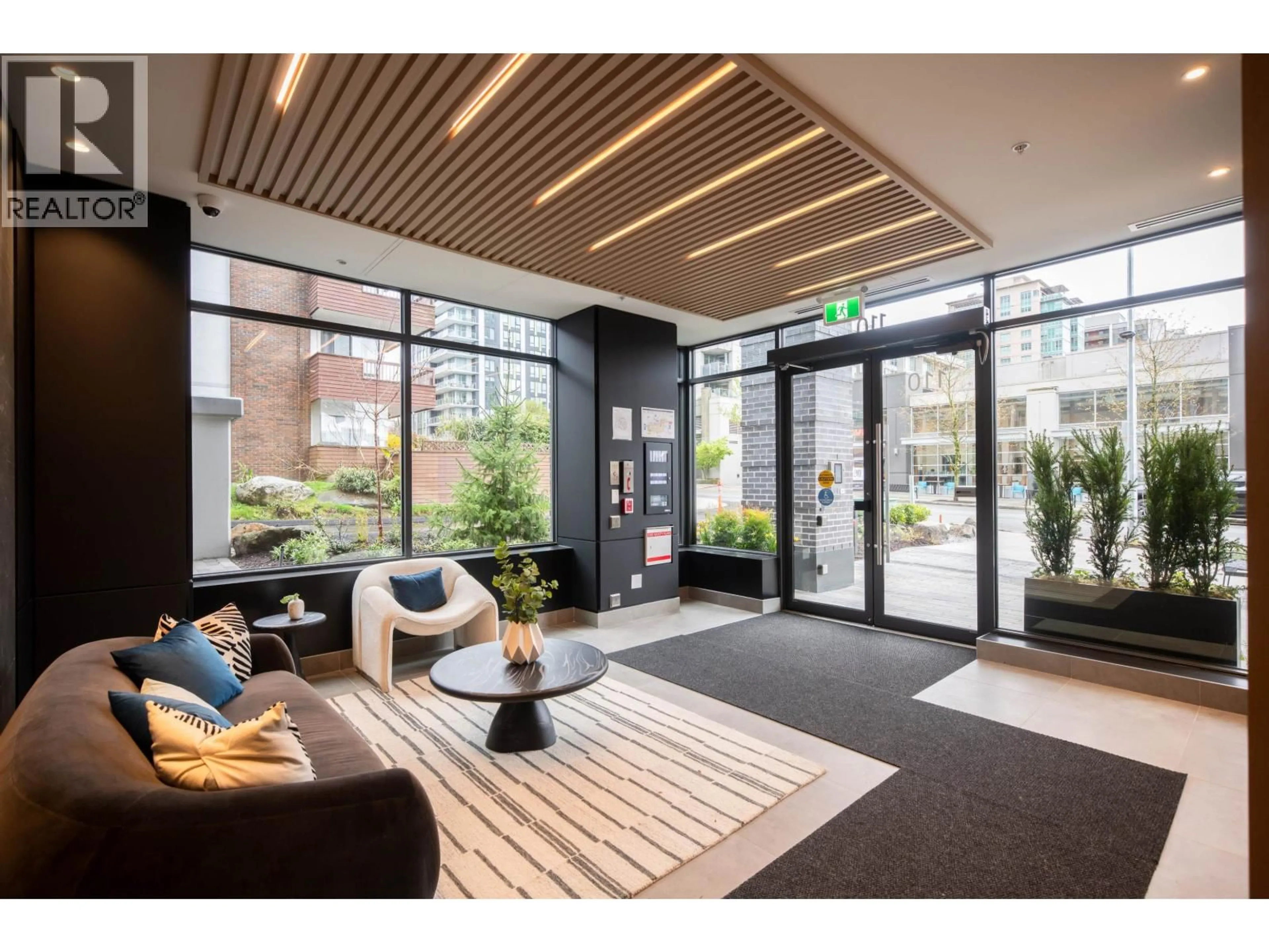 Indoor foyer for 414 - 110 17TH STREET, North Vancouver British Columbia V5V1A1