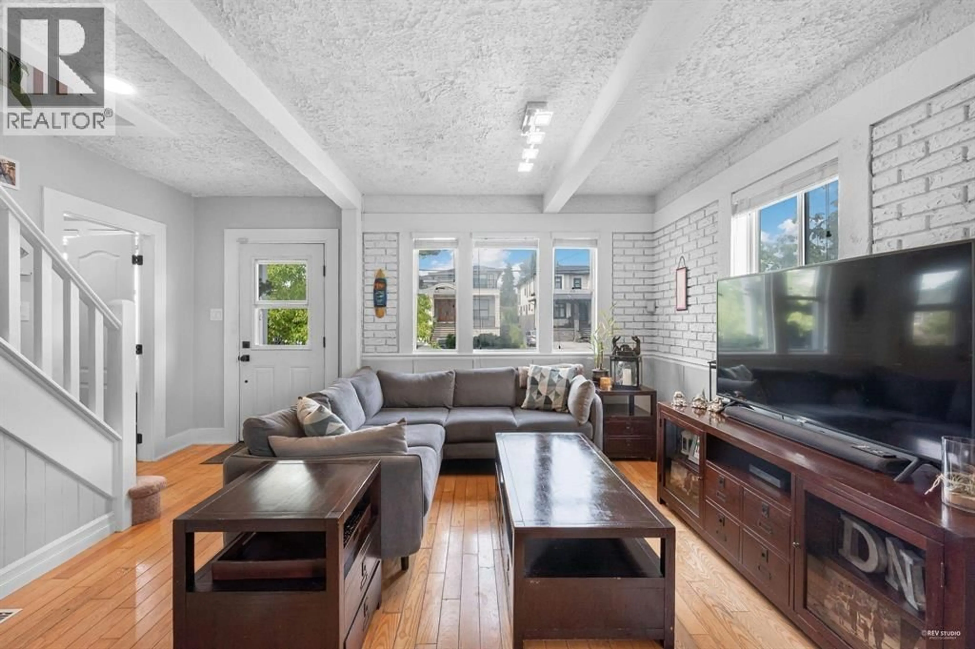 Living room with furniture, unknown for 235 PEMBINA STREET, New Westminster British Columbia V3M5J3