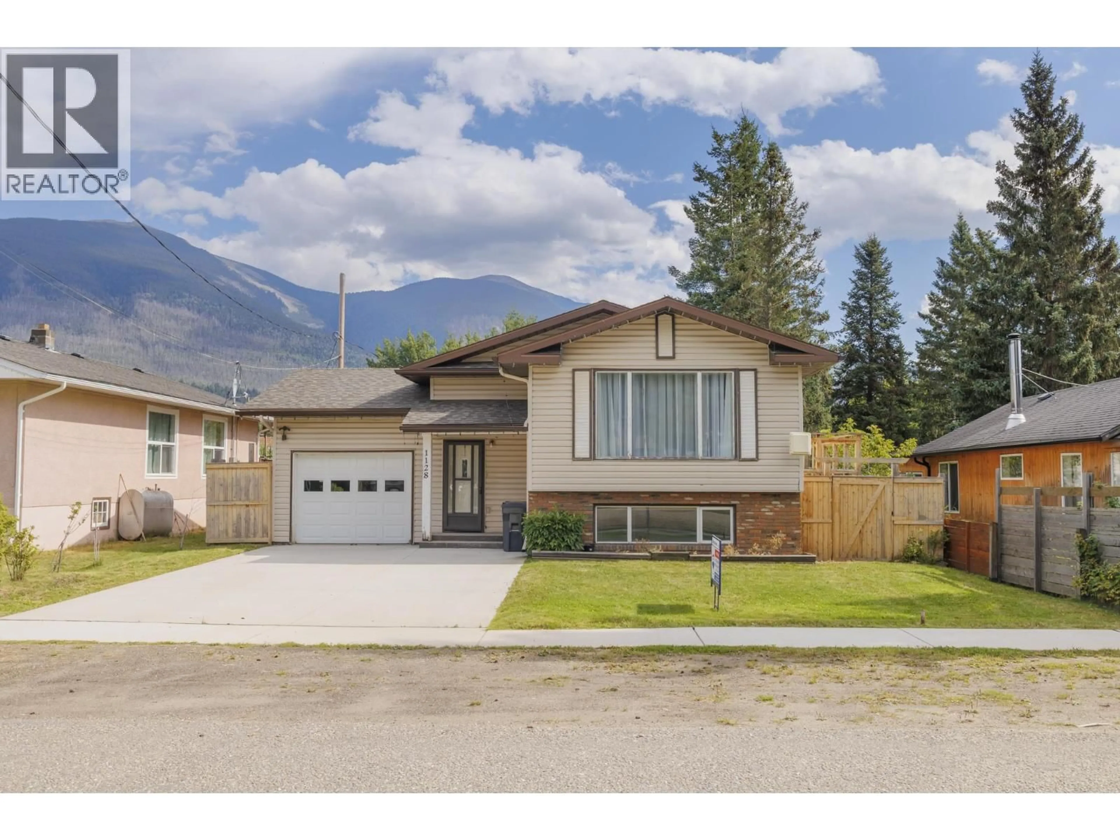 Home with vinyl exterior material, mountain view for 1128 3RD AVENUE, McBride British Columbia V0J2E0