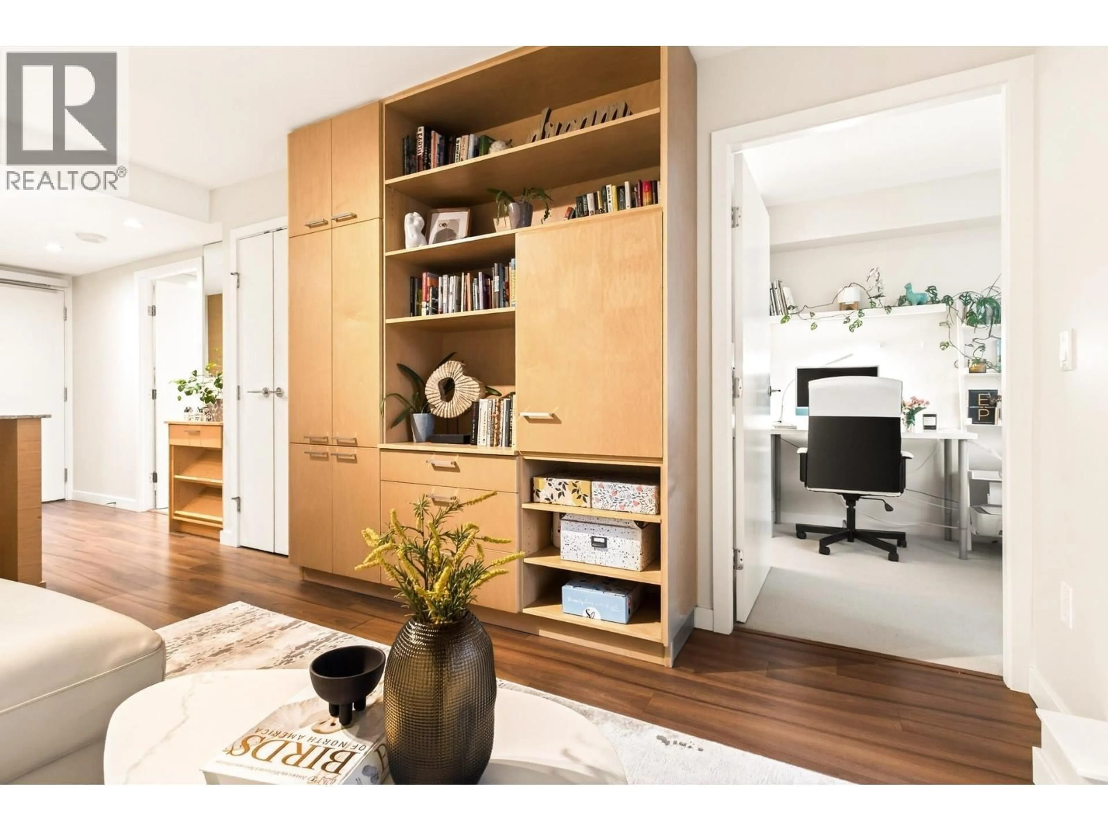 Indoor entryway for 413 - 135 17 STREET, North Vancouver British Columbia V7L0C4