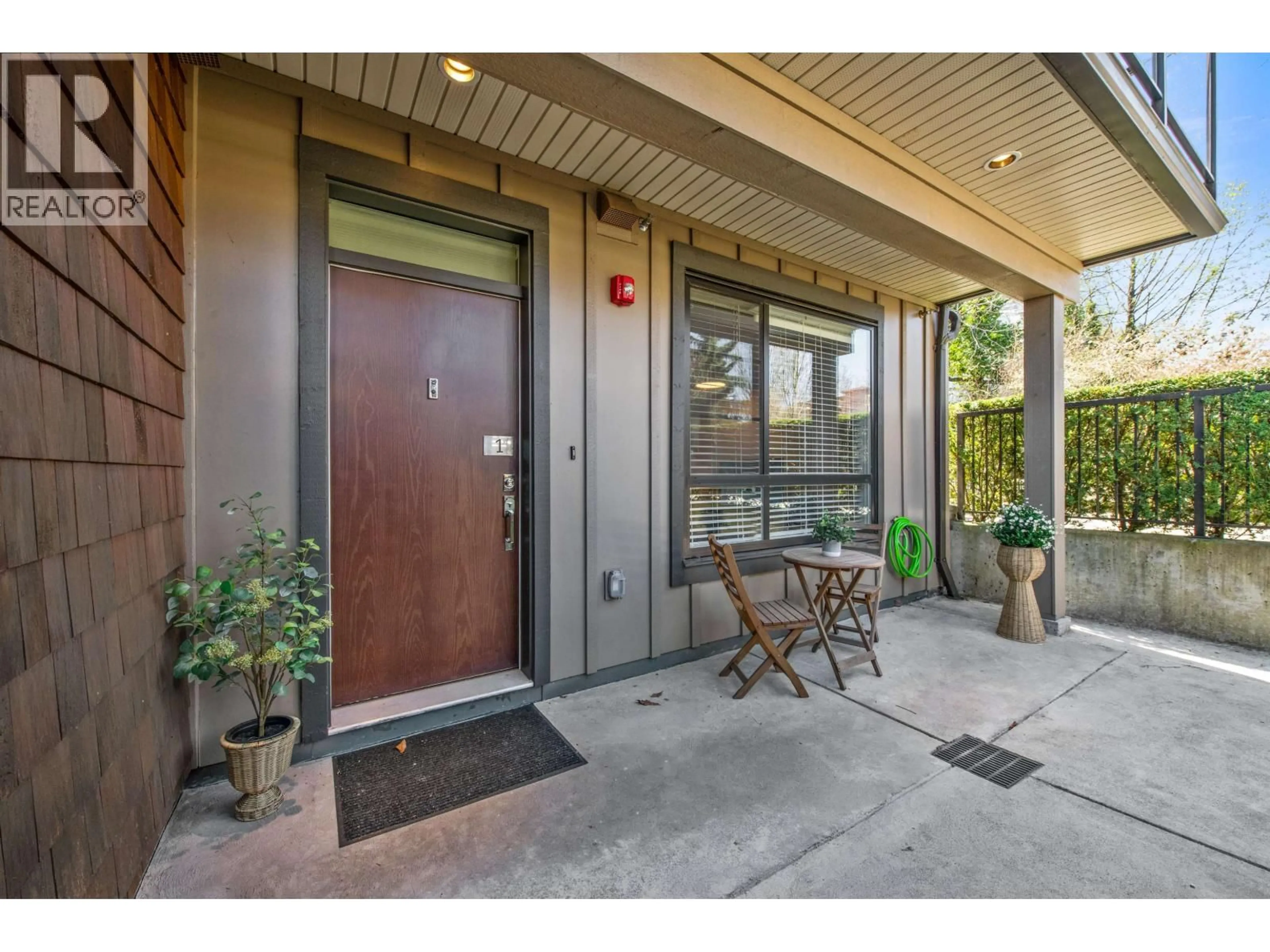 Indoor entryway for 1 - 3728 THURSTON STREET, Burnaby British Columbia V5H0E6