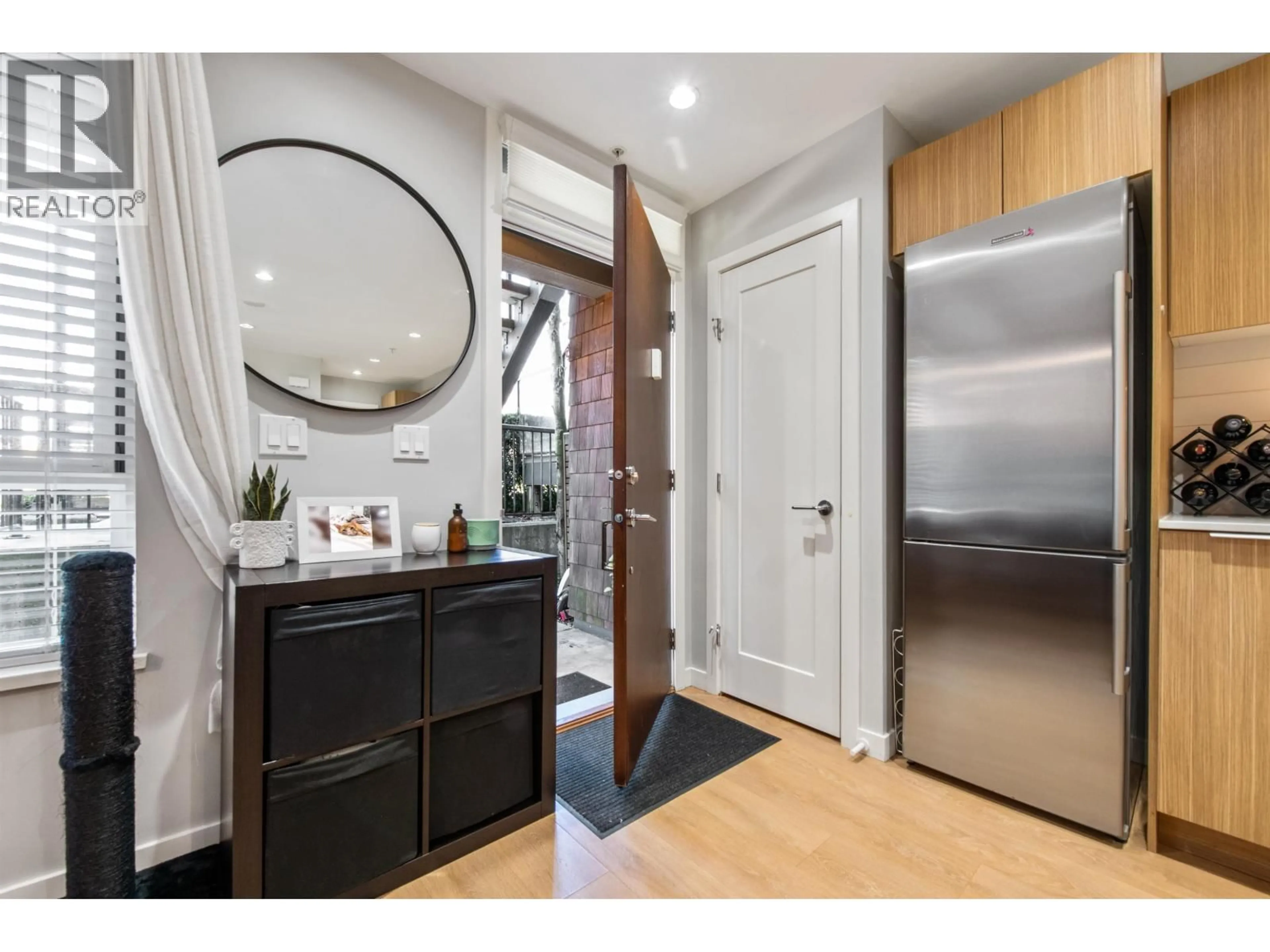 Indoor entryway for 1 - 3728 THURSTON STREET, Burnaby British Columbia V5H0E6