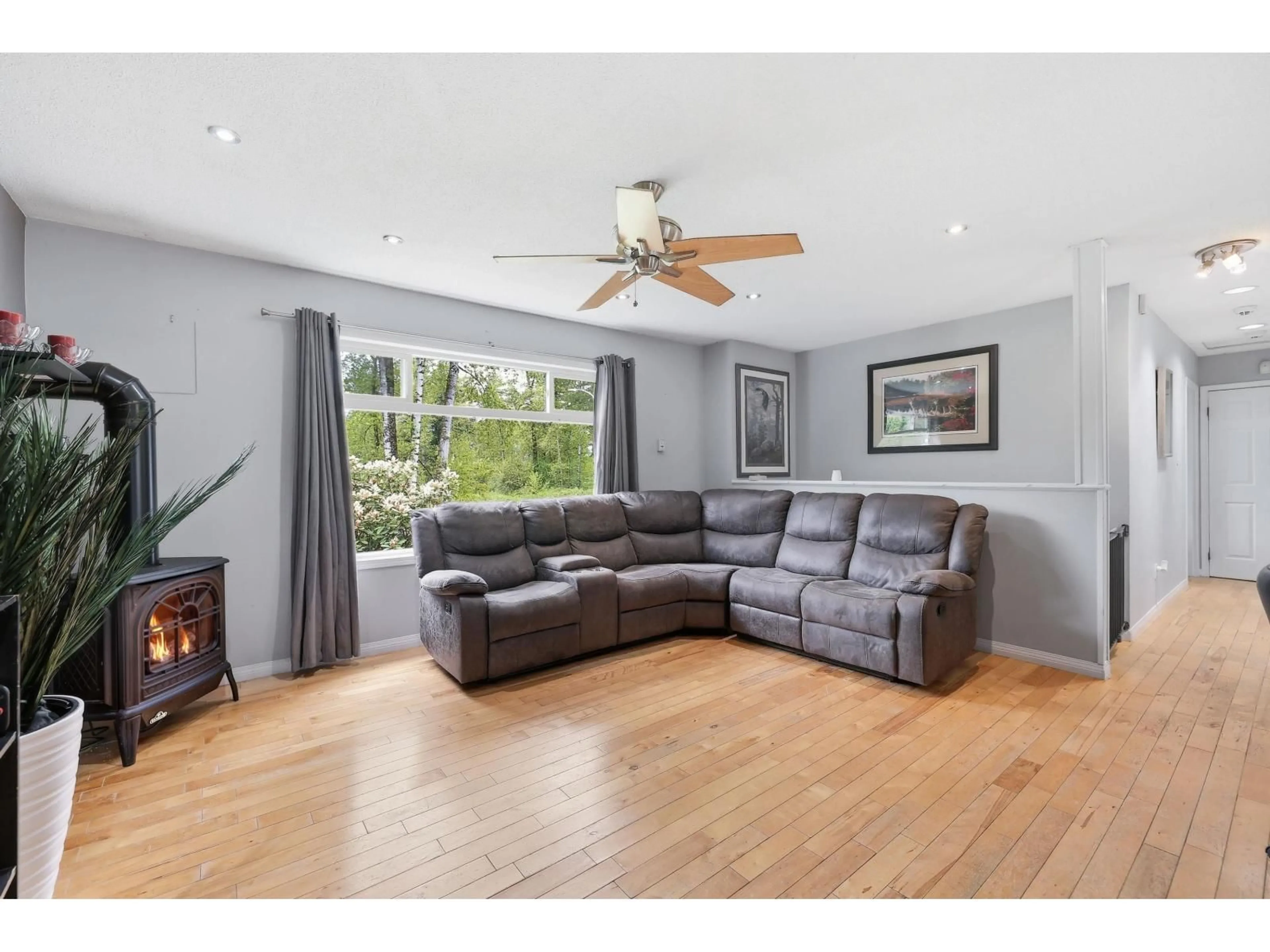 Living room with furniture, wood/laminate floor for 26744 33 AVENUE, Langley British Columbia V4W3G2