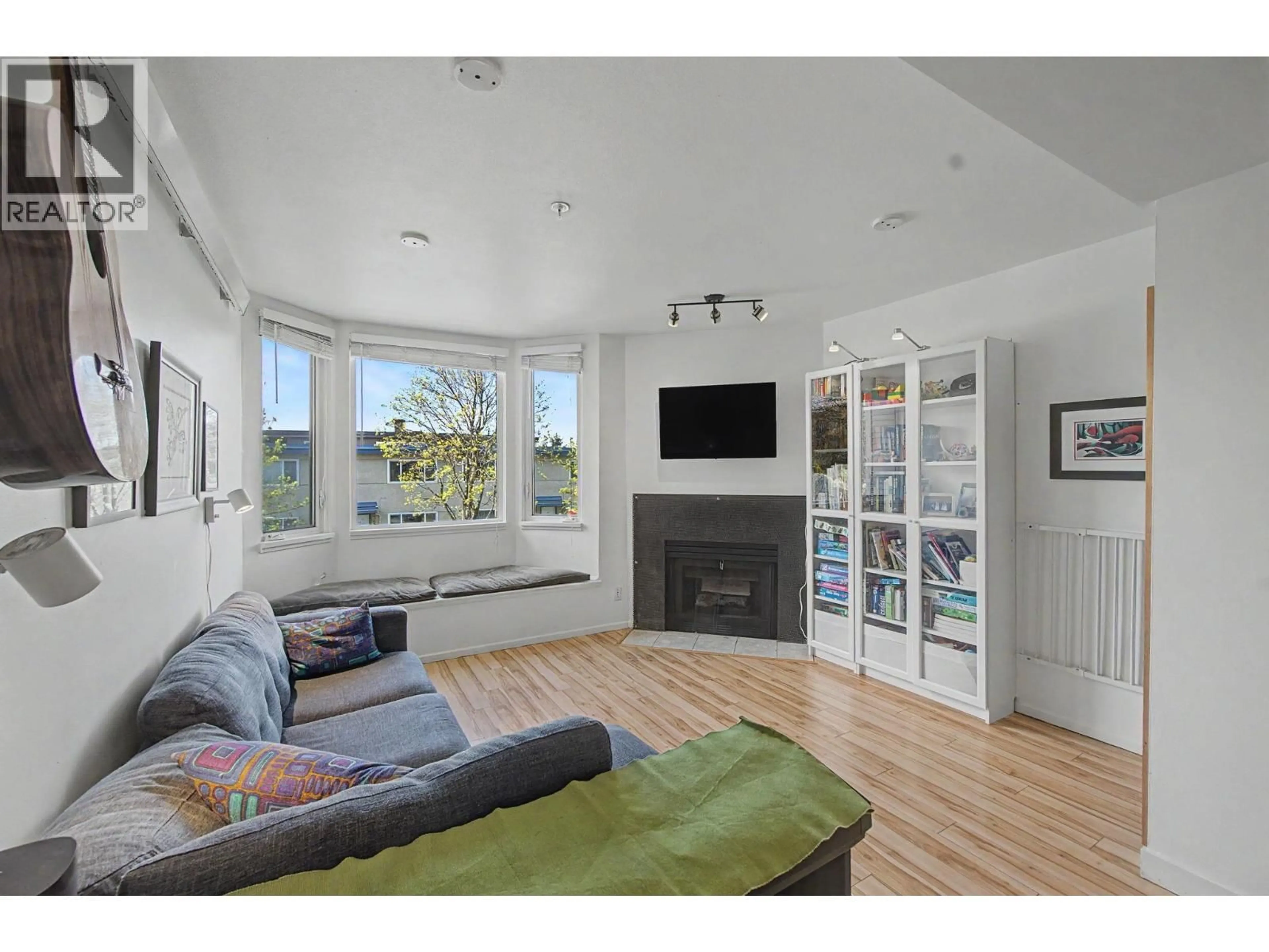 Living room with furniture, wood/laminate floor for 130 LAKEWOOD DRIVE, Vancouver British Columbia V5L4L3