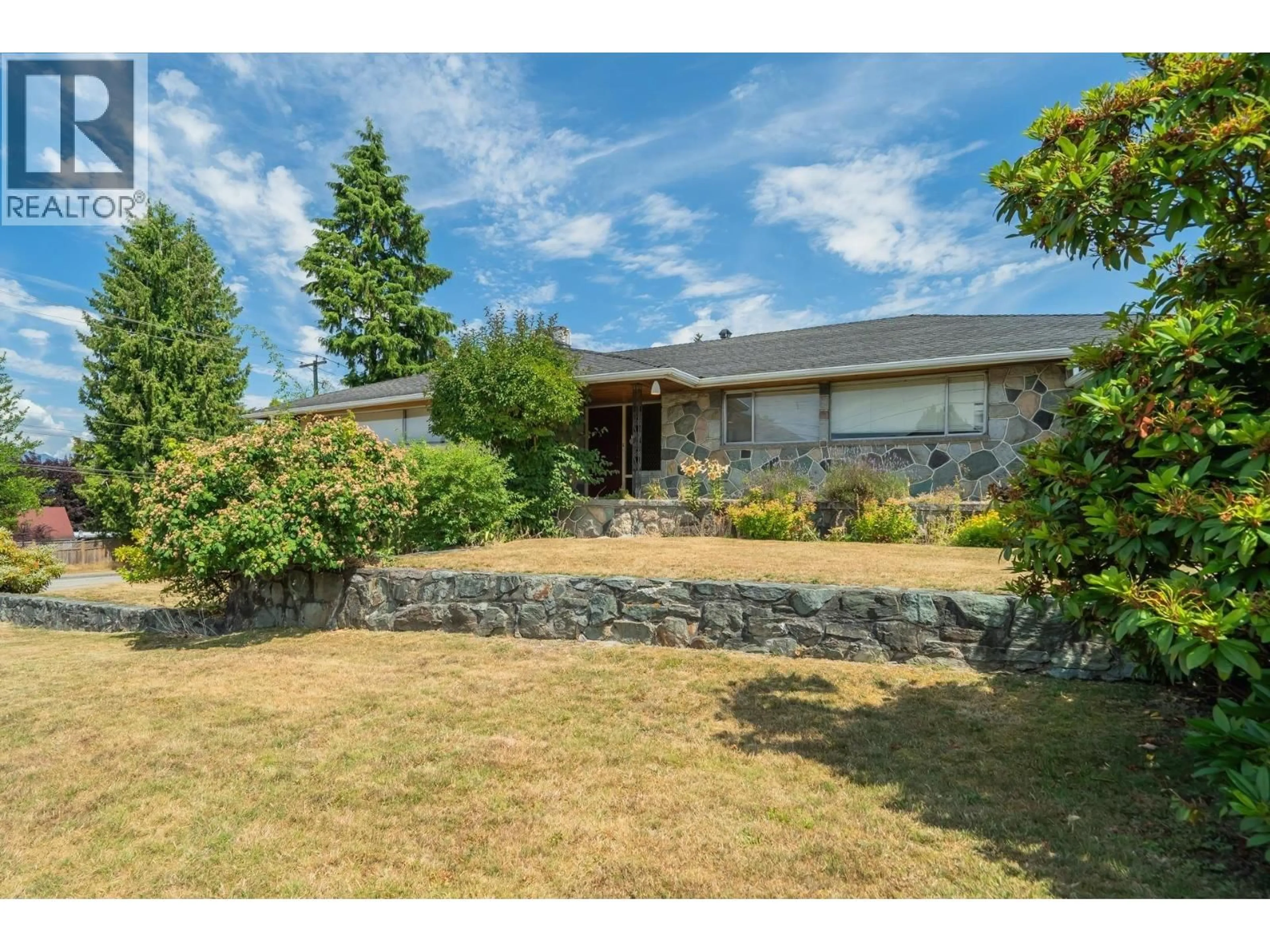 A pic from outside/outdoor area/front of a property/back of a property/a pic from drone, street for 5240 HALLEY AVENUE, Burnaby British Columbia V5H2P8