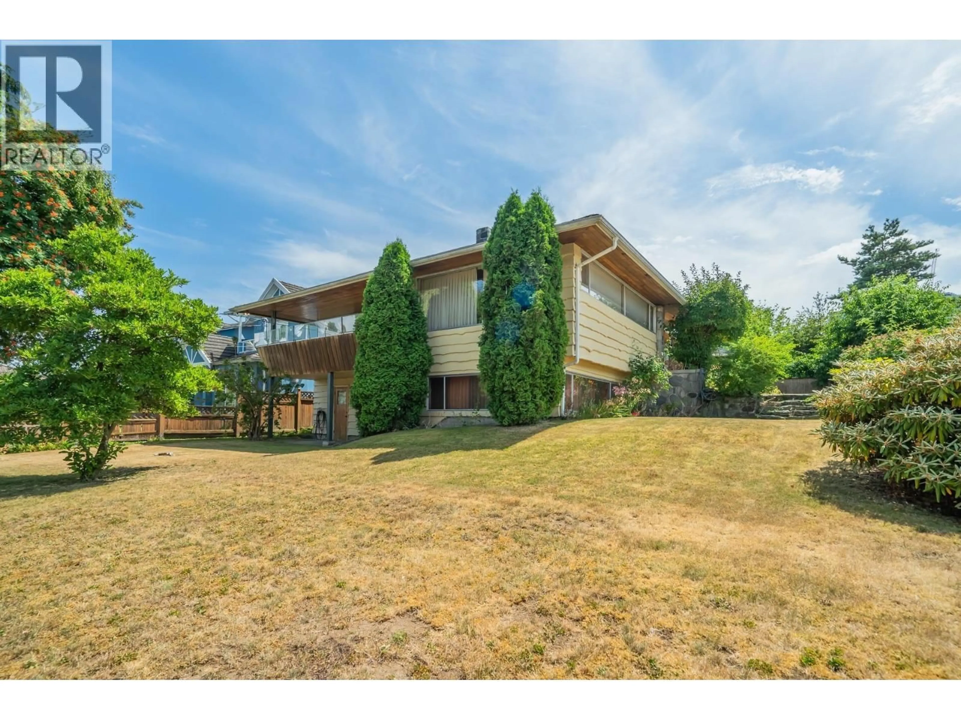 A pic from outside/outdoor area/front of a property/back of a property/a pic from drone, unknown for 5240 HALLEY AVENUE, Burnaby British Columbia V5H2P8