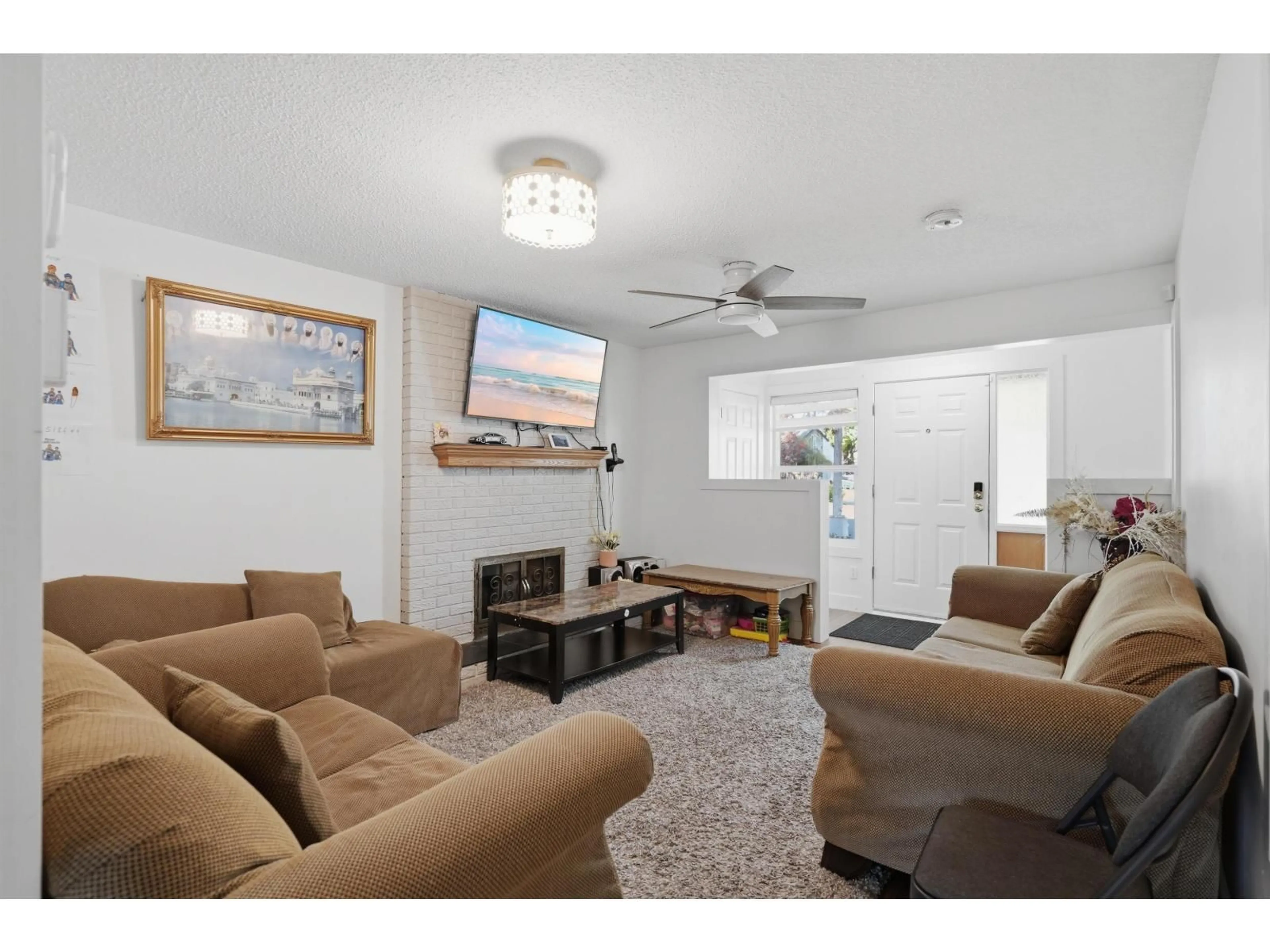 Living room with furniture, unknown for 13242 67 AVENUE, Surrey British Columbia V3W7J2
