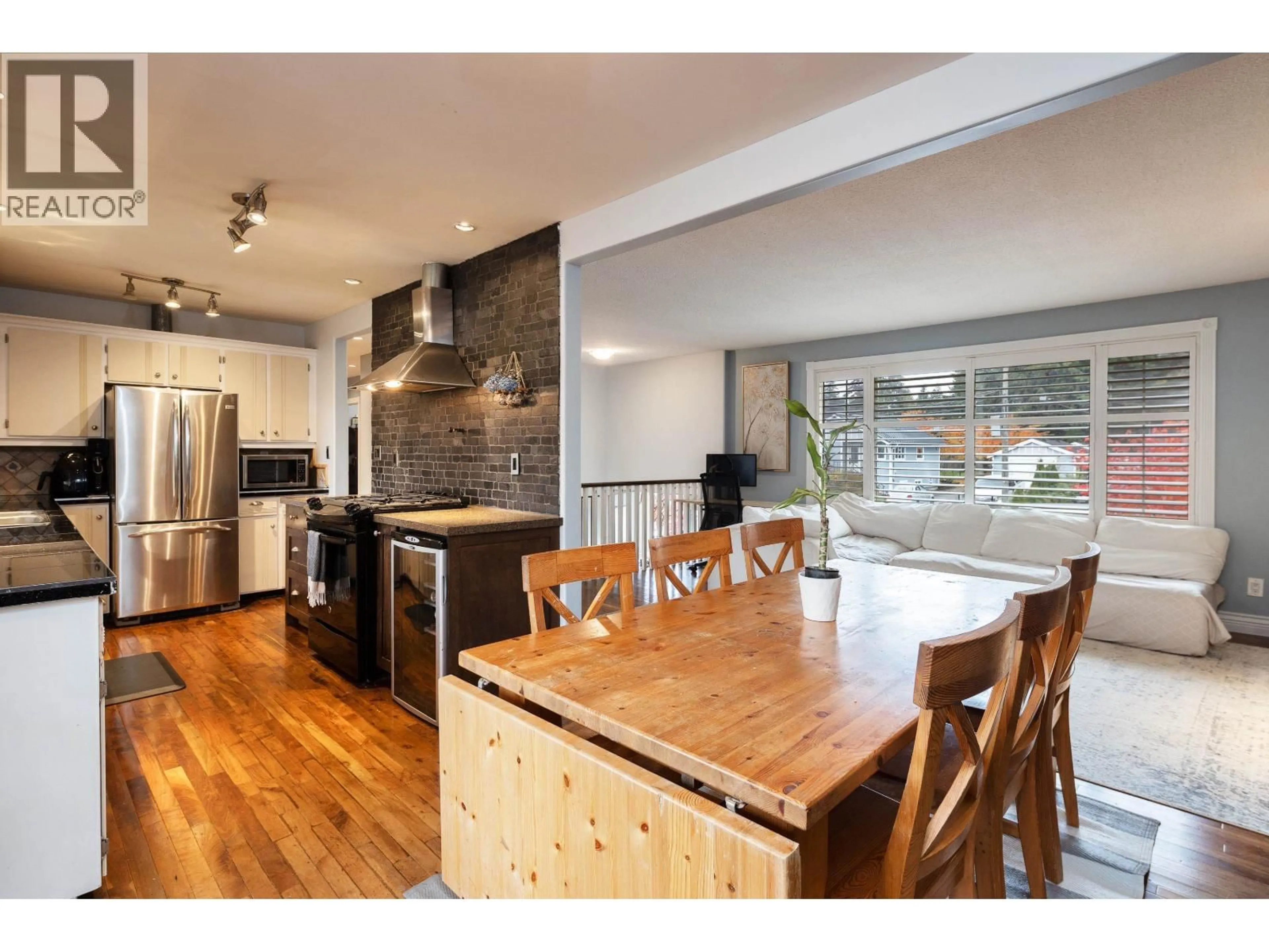 Open concept kitchen, wood/laminate floor for 1254 DEPOT ROAD, Squamish British Columbia V0N1H0