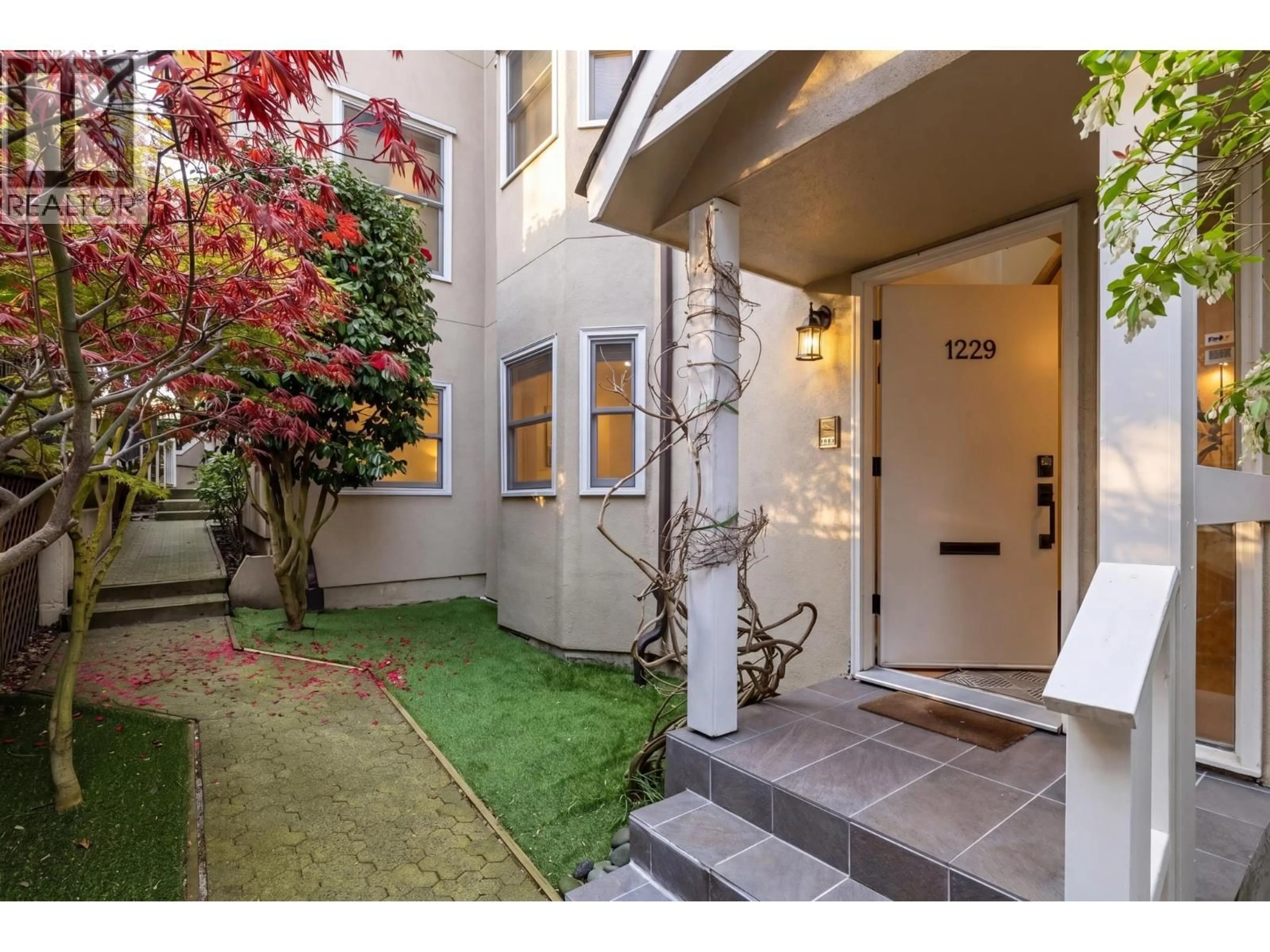 Indoor entryway for 1229 8TH AVENUE, Vancouver British Columbia V6H1C7