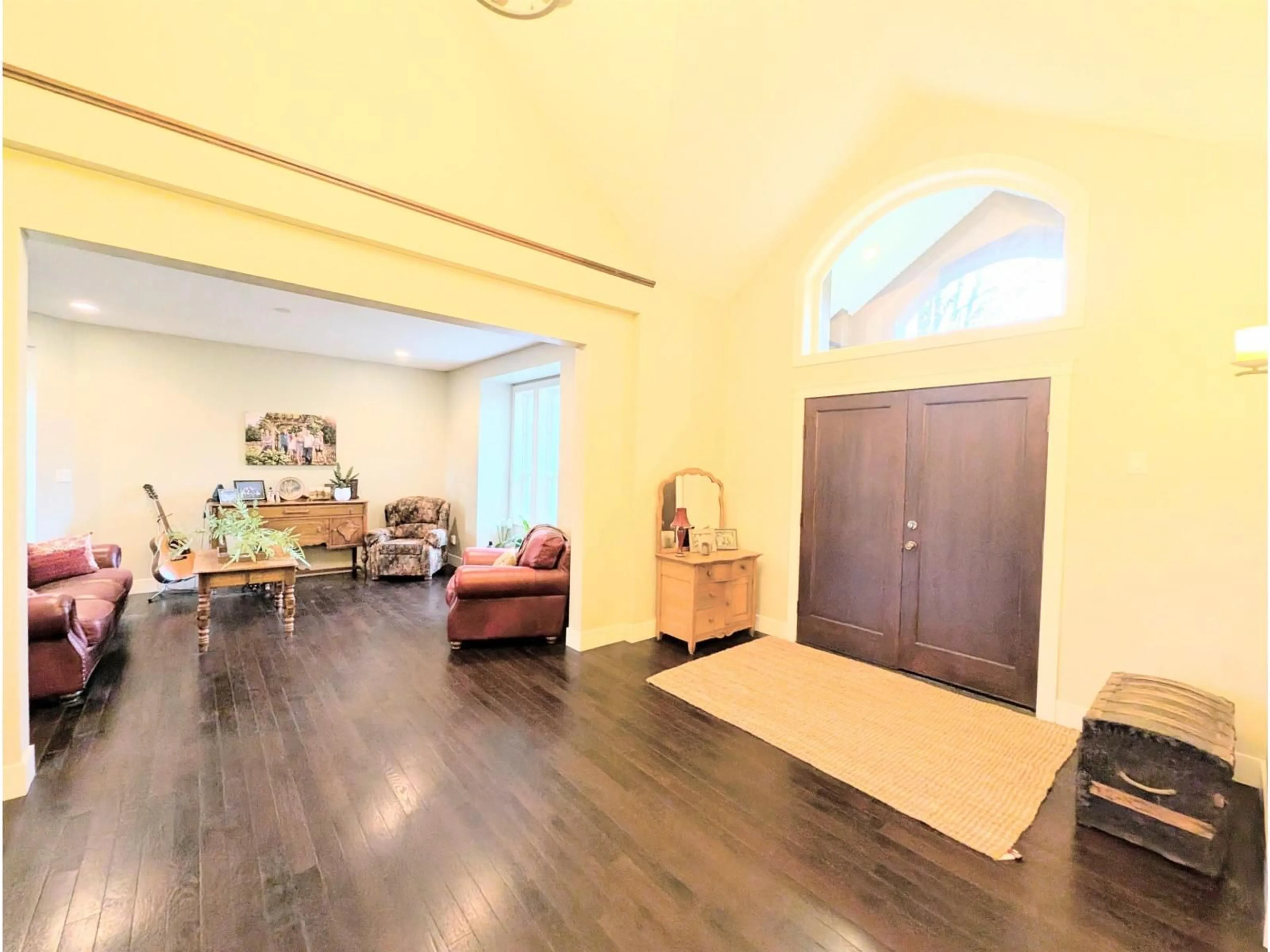 Indoor foyer for 43350 HILLKEEP PLACE, Chilliwack British Columbia V2R4A4