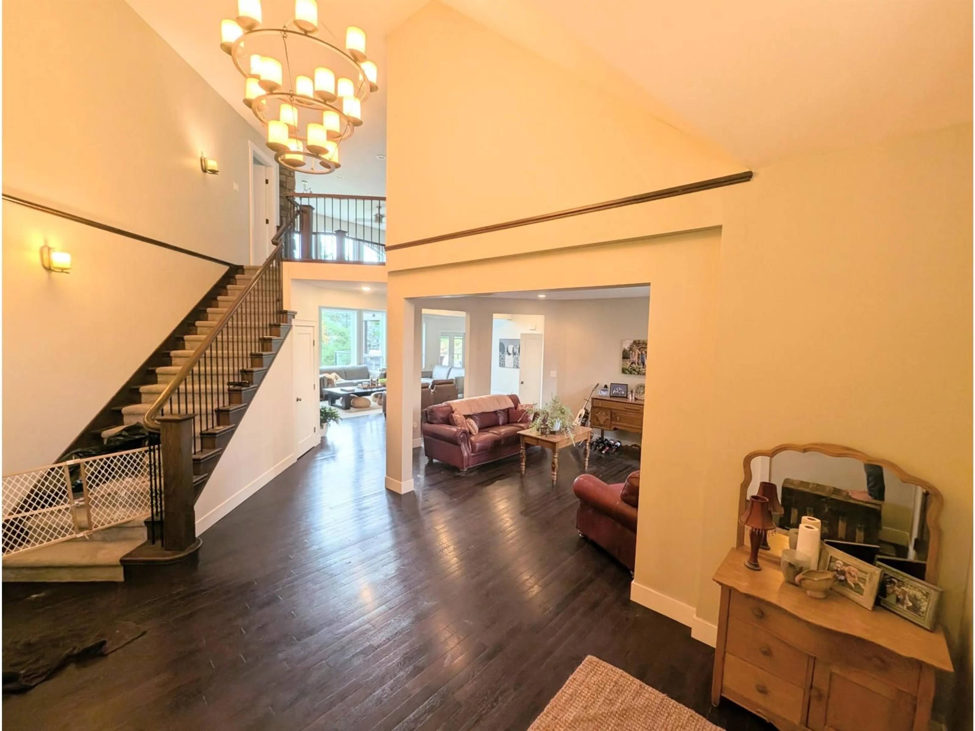 Indoor foyer for 43350 HILLKEEP PLACE, Chilliwack British Columbia V2R4A4
