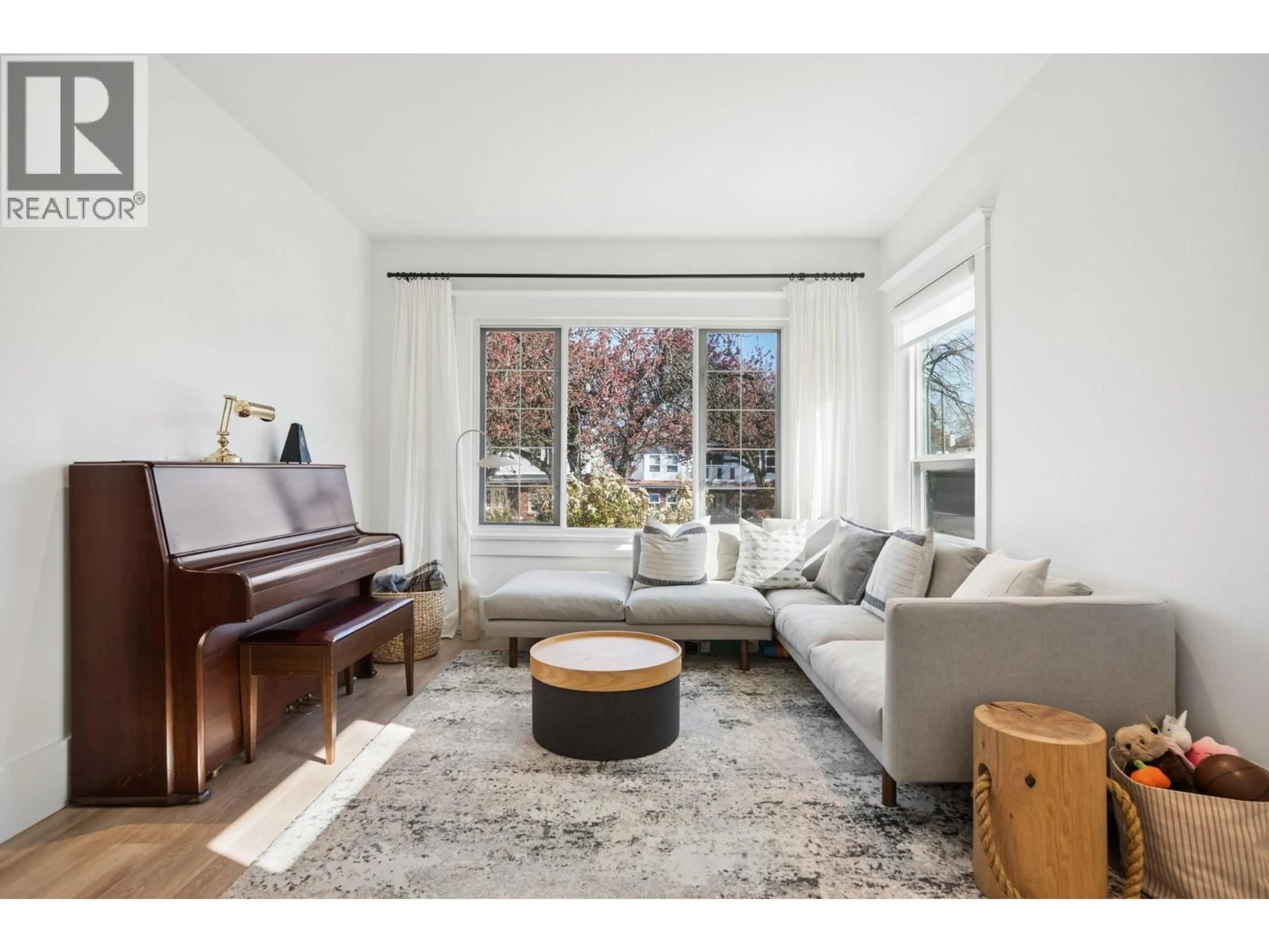 Living room with furniture, wood/laminate floor for 494 18TH AVENUE, Vancouver British Columbia V5V1G1