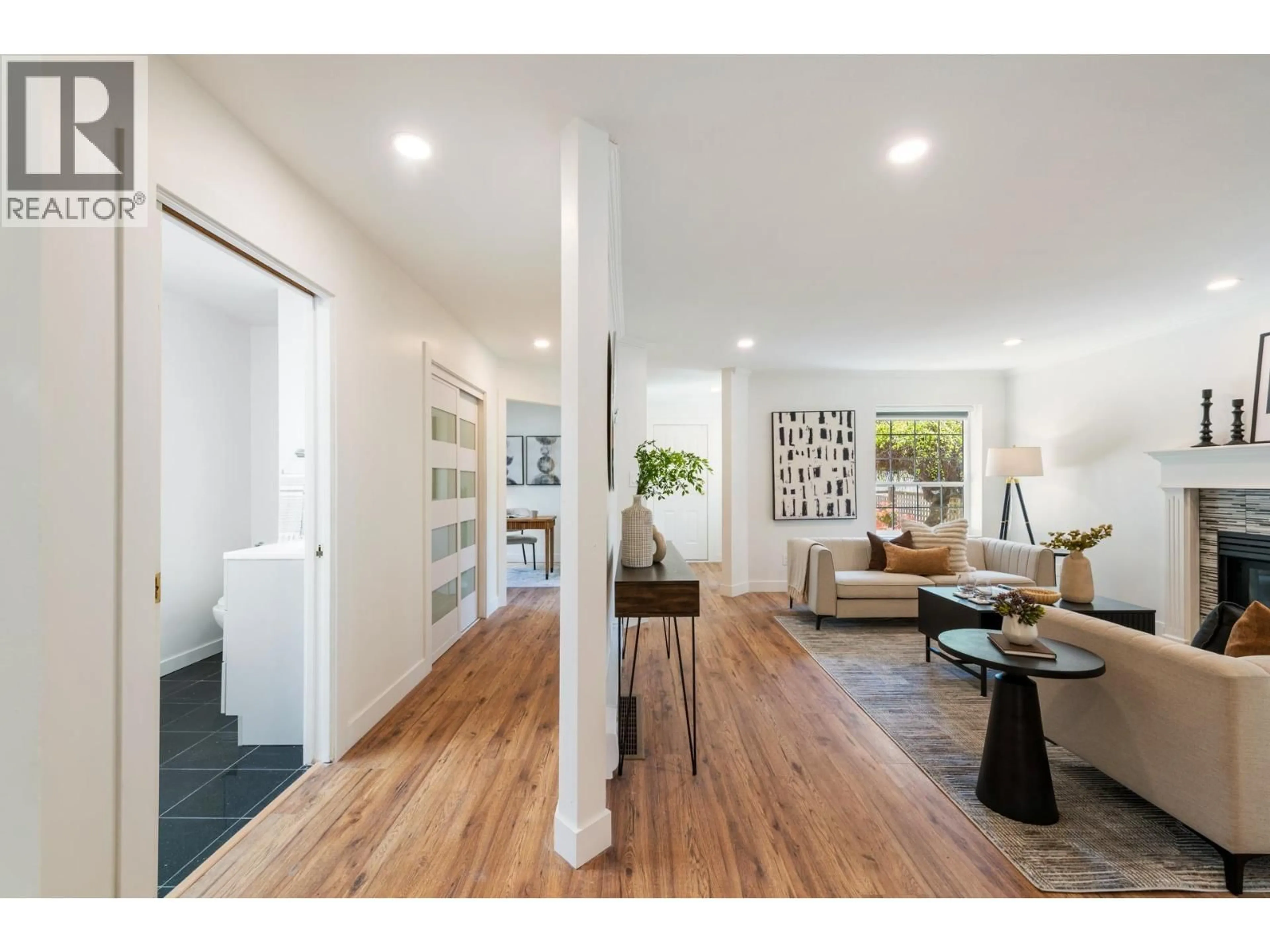 Indoor entryway for 2111 PHILIP AVENUE, North Vancouver British Columbia V7P2W5