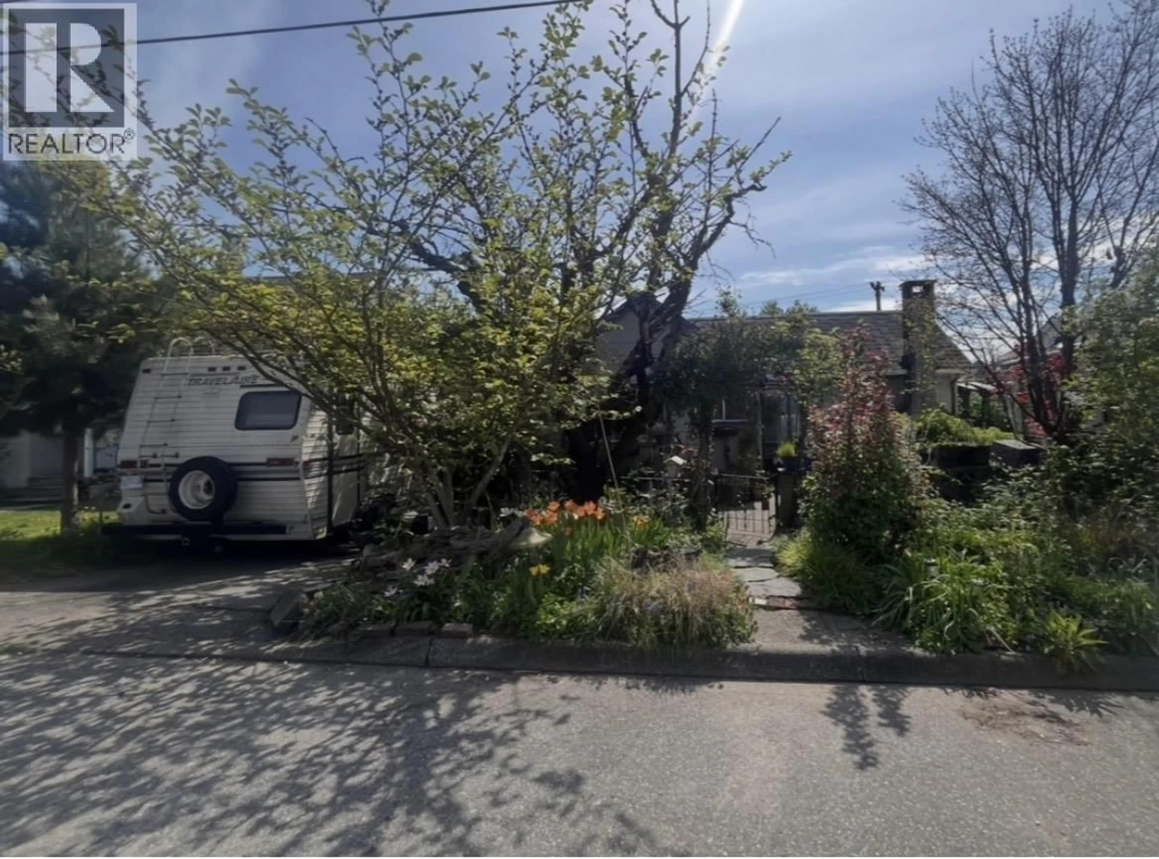 A pic from outside/outdoor area/front of a property/back of a property/a pic from drone, street for 2204 HAMILTON STREET, New Westminster British Columbia V3M2R1