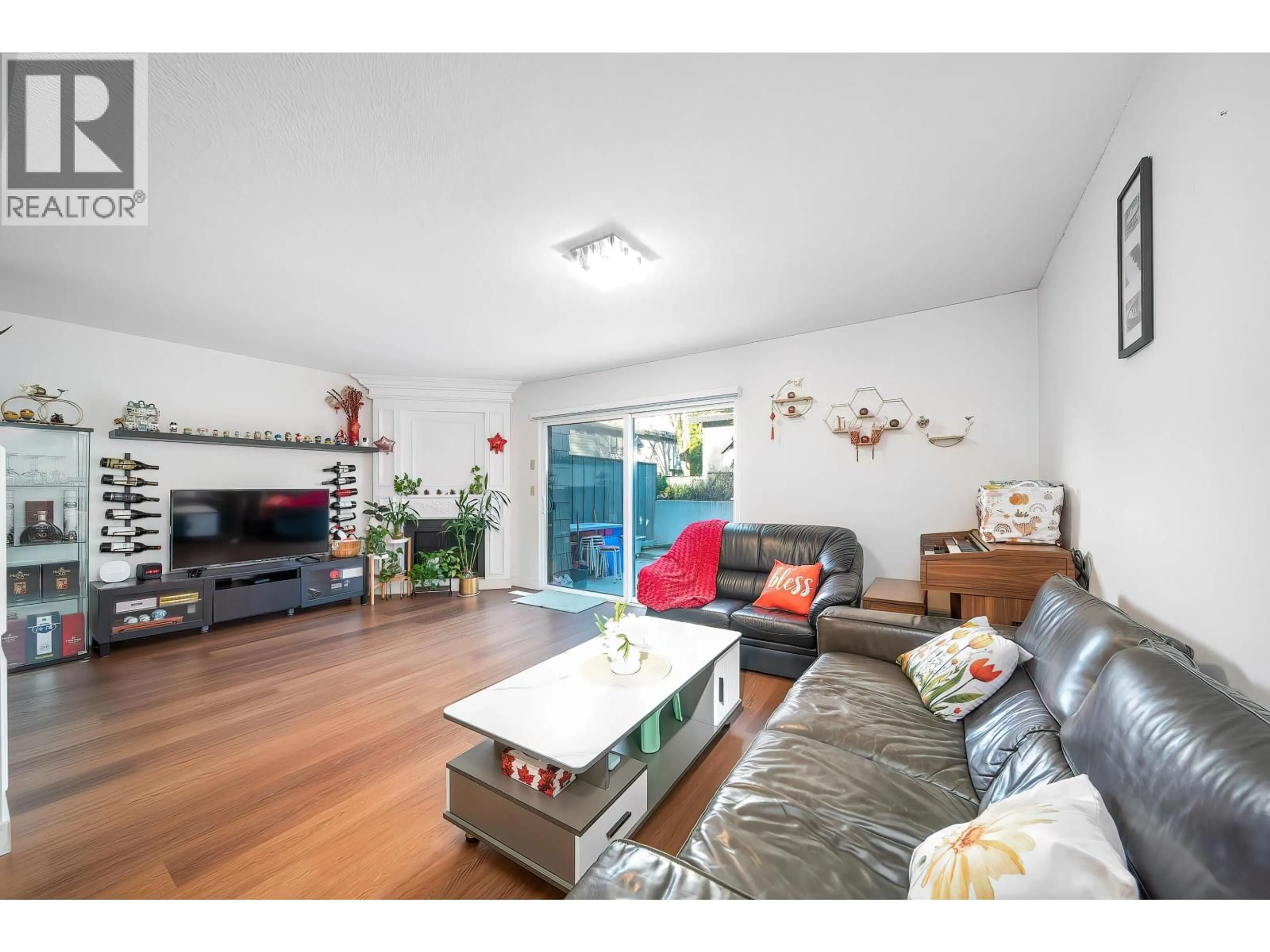 Living room with furniture, wood/laminate floor for 72 - 3180 58TH AVENUE, Vancouver British Columbia V5S3S8