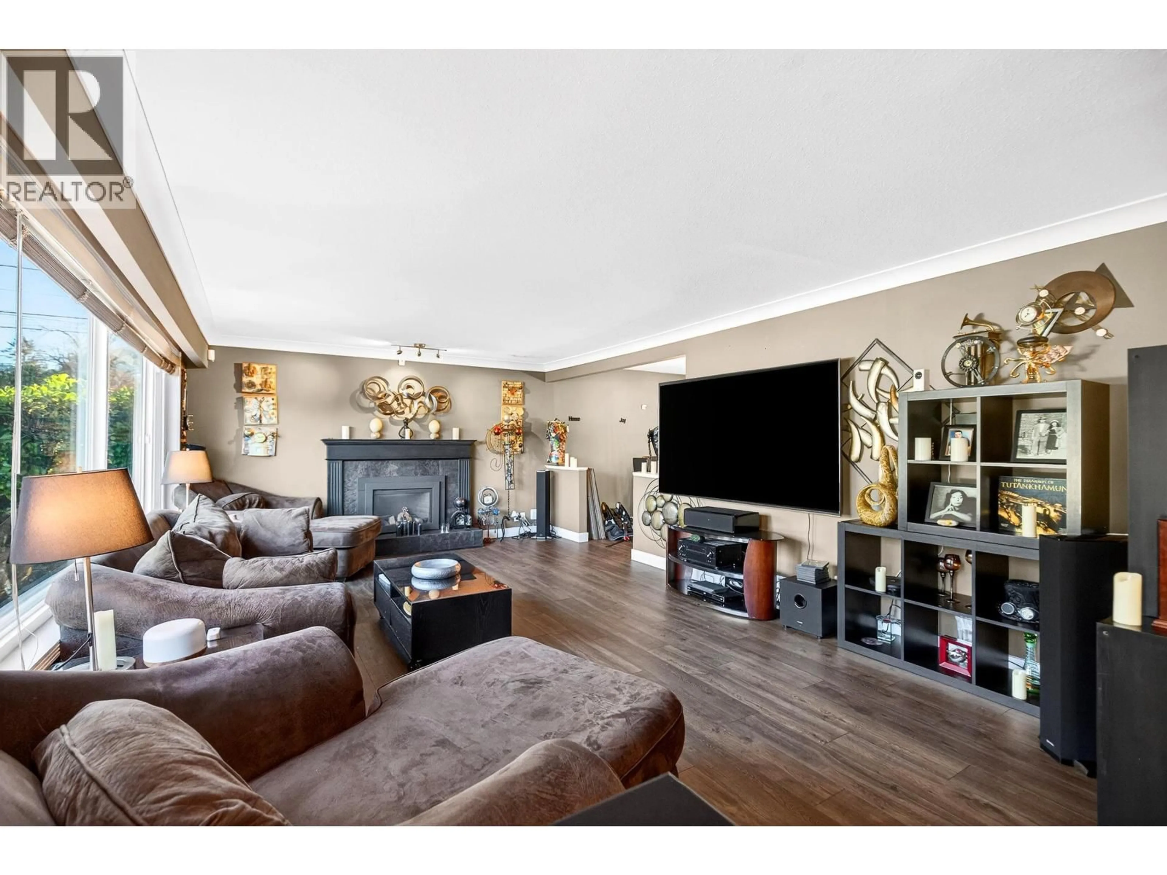 Living room with furniture, wood/laminate floor for 928 STANTON AVENUE, Coquitlam British Columbia V3J4V2