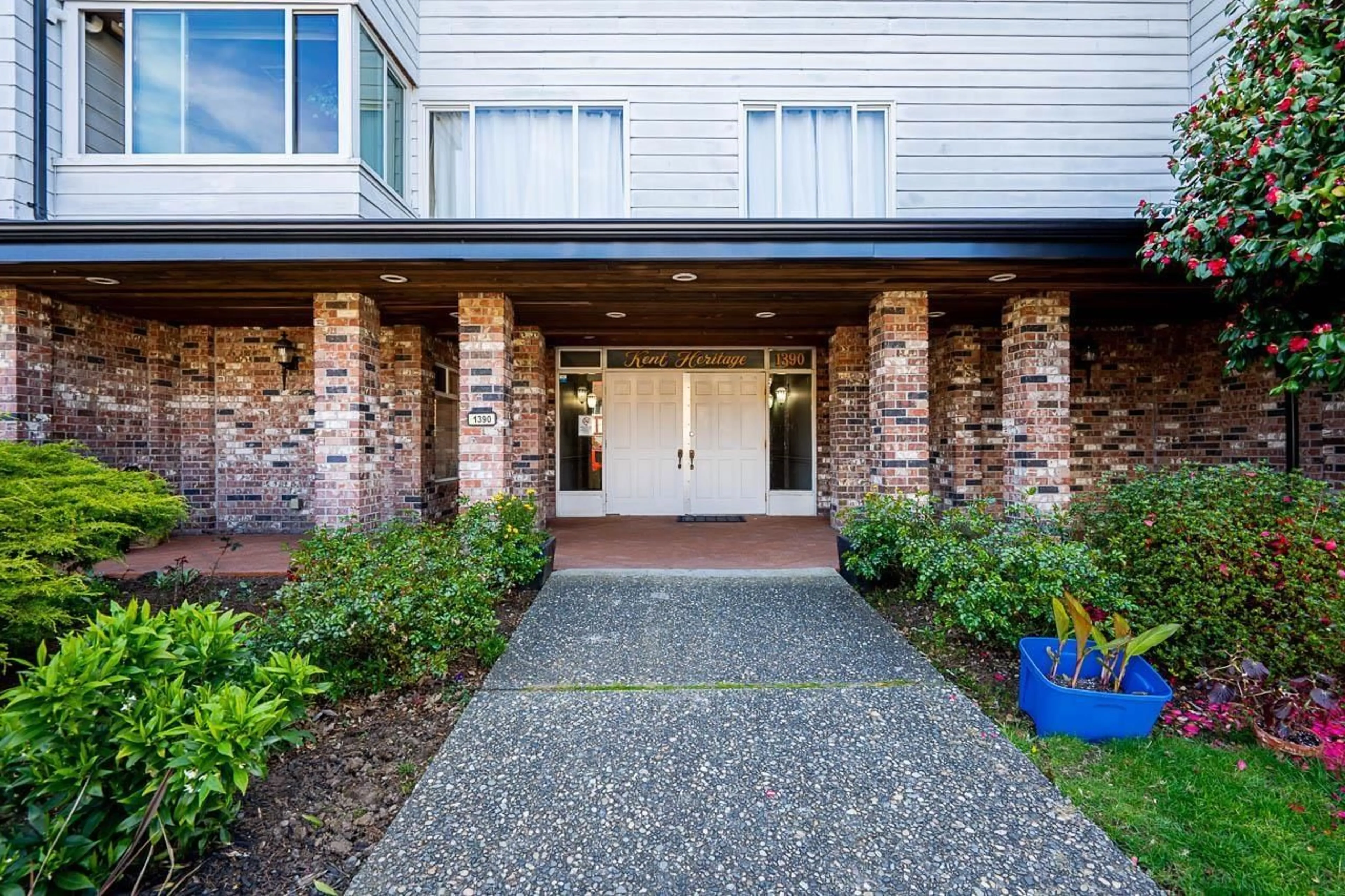 Indoor entryway for 204 - 1390 MARTIN STREET, White Rock British Columbia V4B3W5