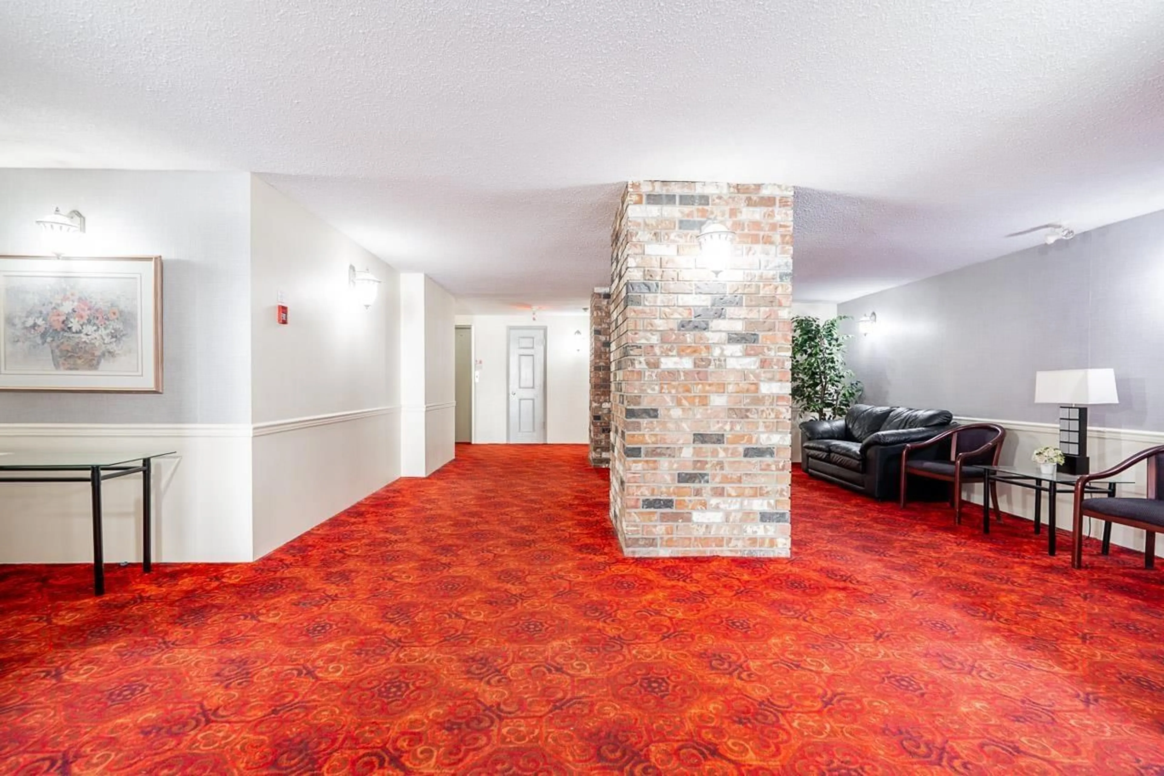 Indoor foyer for 204 - 1390 MARTIN STREET, White Rock British Columbia V4B3W5
