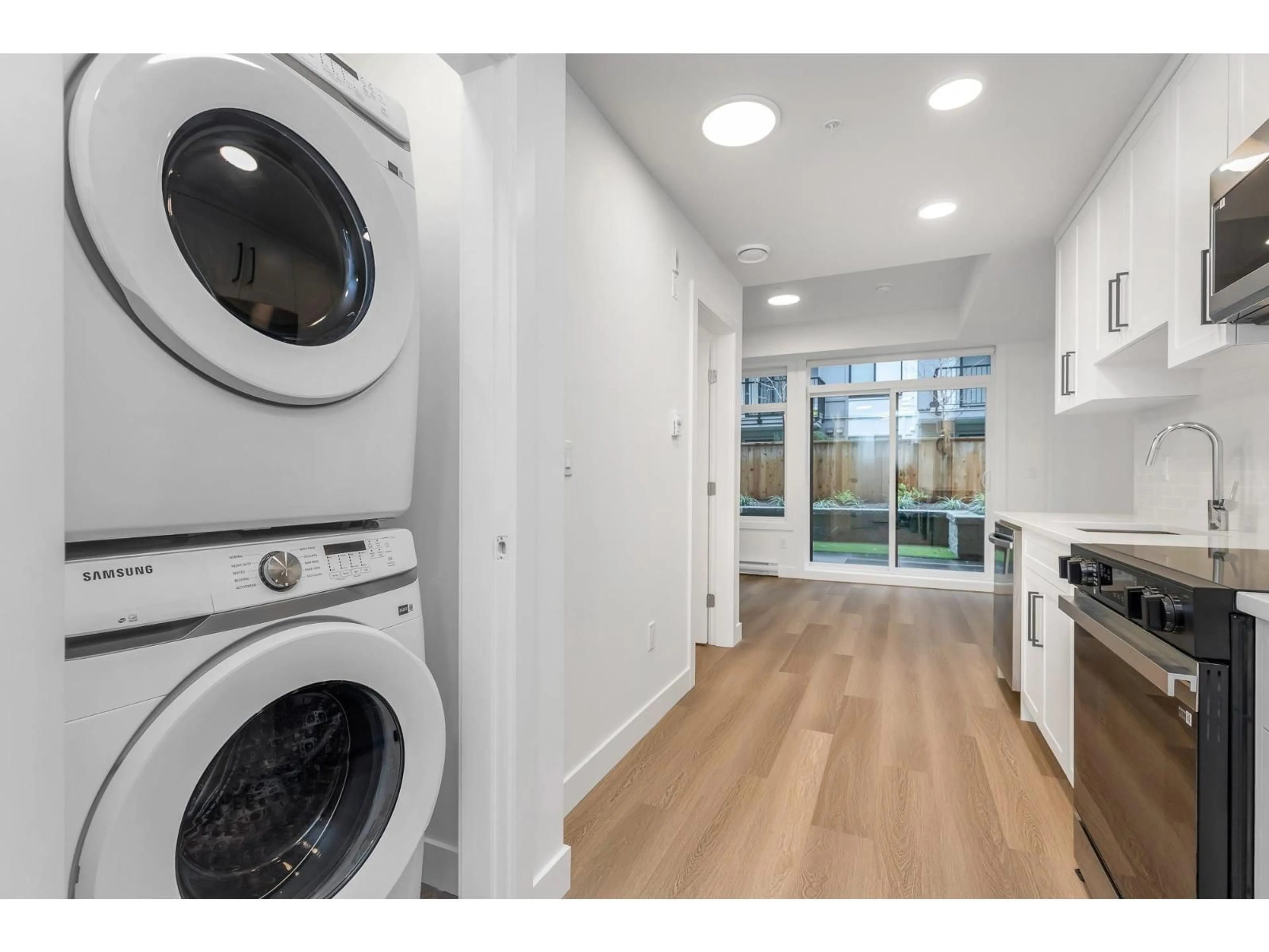 Kitchen with laundary machines, unknown for 404 - 33820 SOUTH FRASER WAY, Abbotsford British Columbia V2S2C5