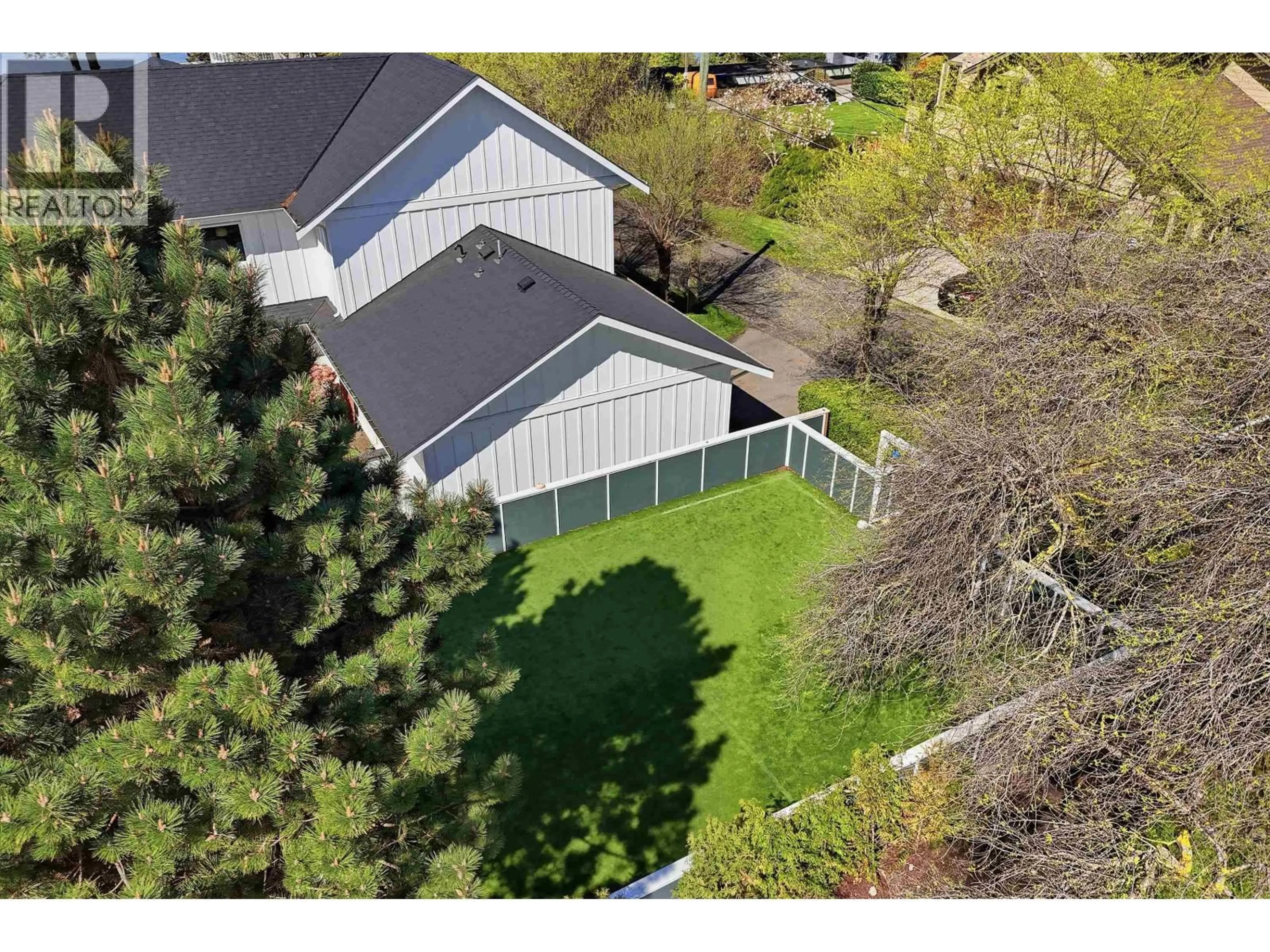 A pic from outside/outdoor area/front of a property/back of a property/a pic from drone, unknown for 29 ENGLISH BLUFF ROAD, Delta British Columbia V4M2M4