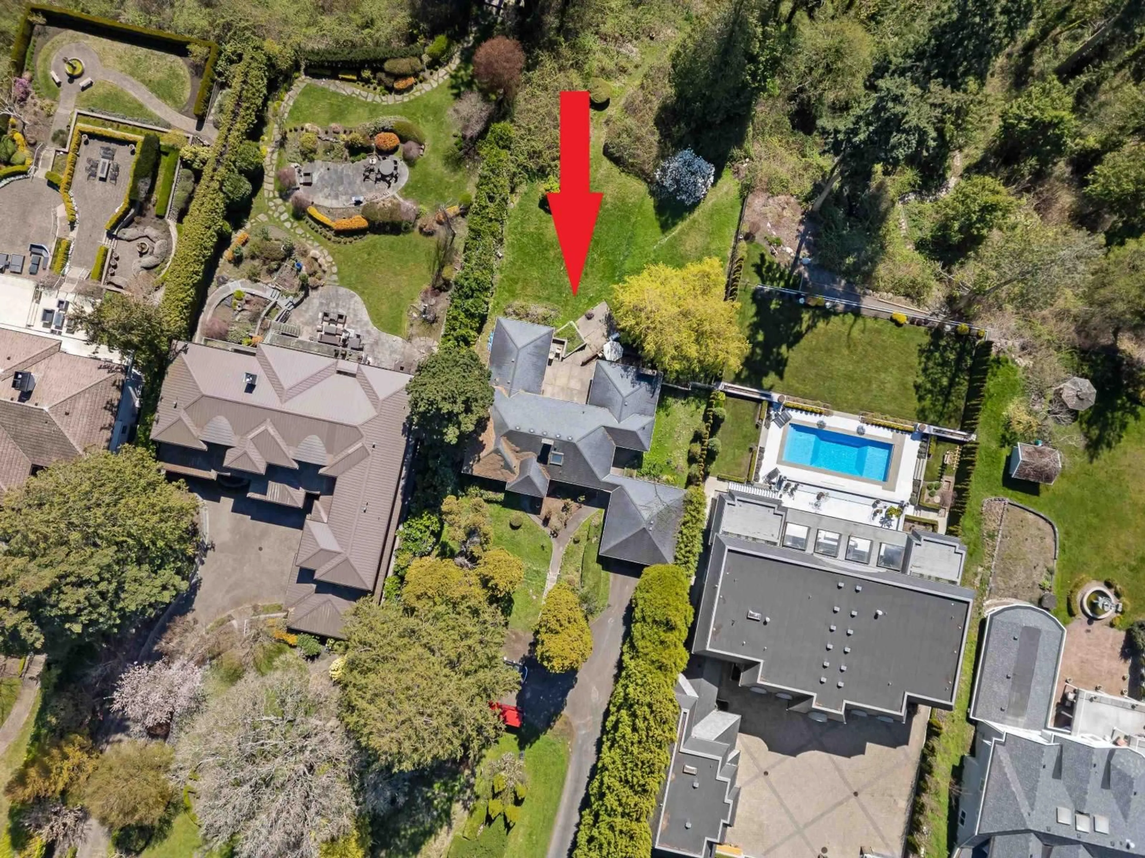 A pic from outside/outdoor area/front of a property/back of a property/a pic from drone, street for 13706 MARINE DRIVE, White Rock British Columbia V4B1A4