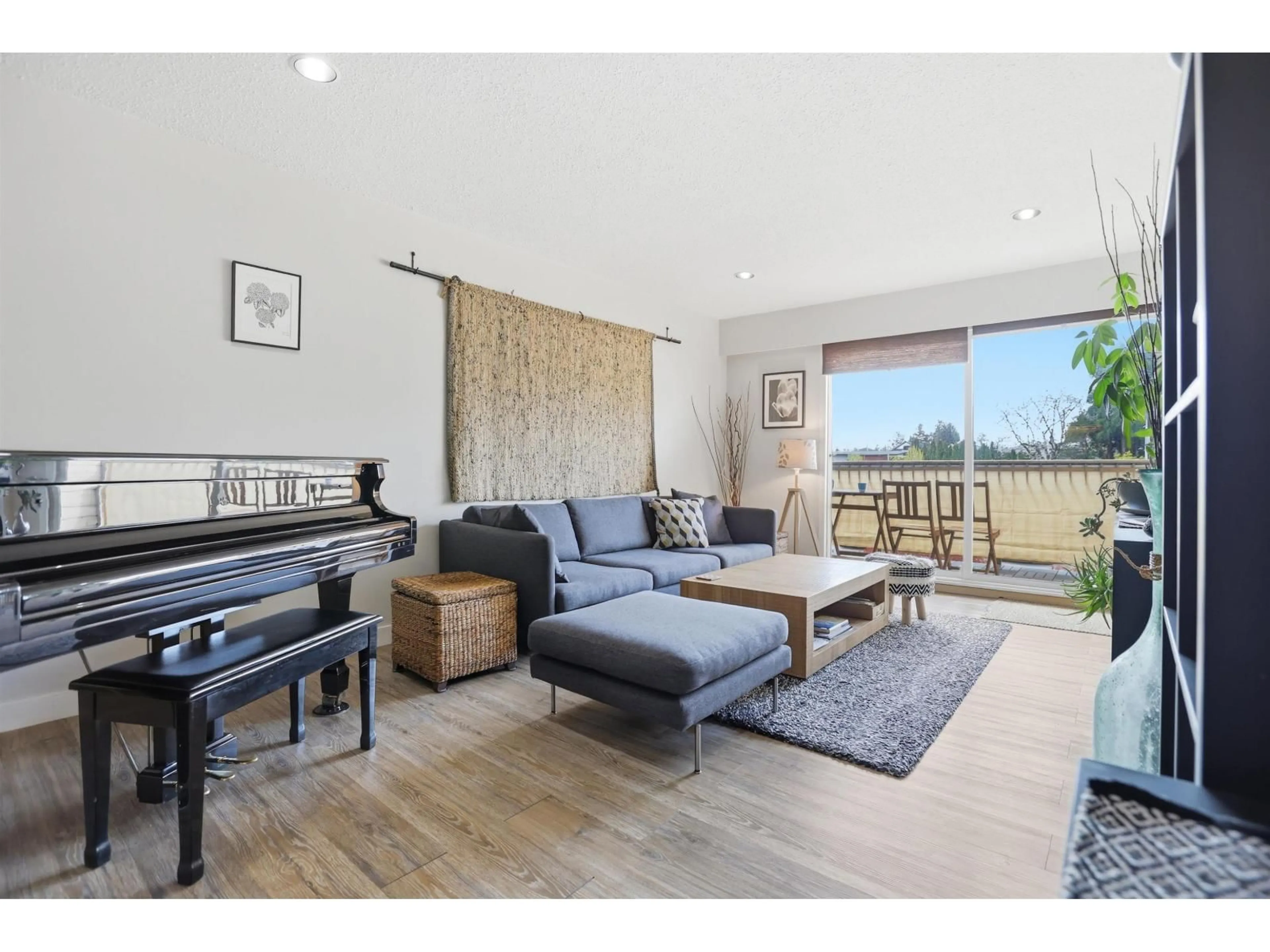 Living room with furniture, wood/laminate floor for 215 - 11816 88 AVENUE, Delta British Columbia V4C3C5