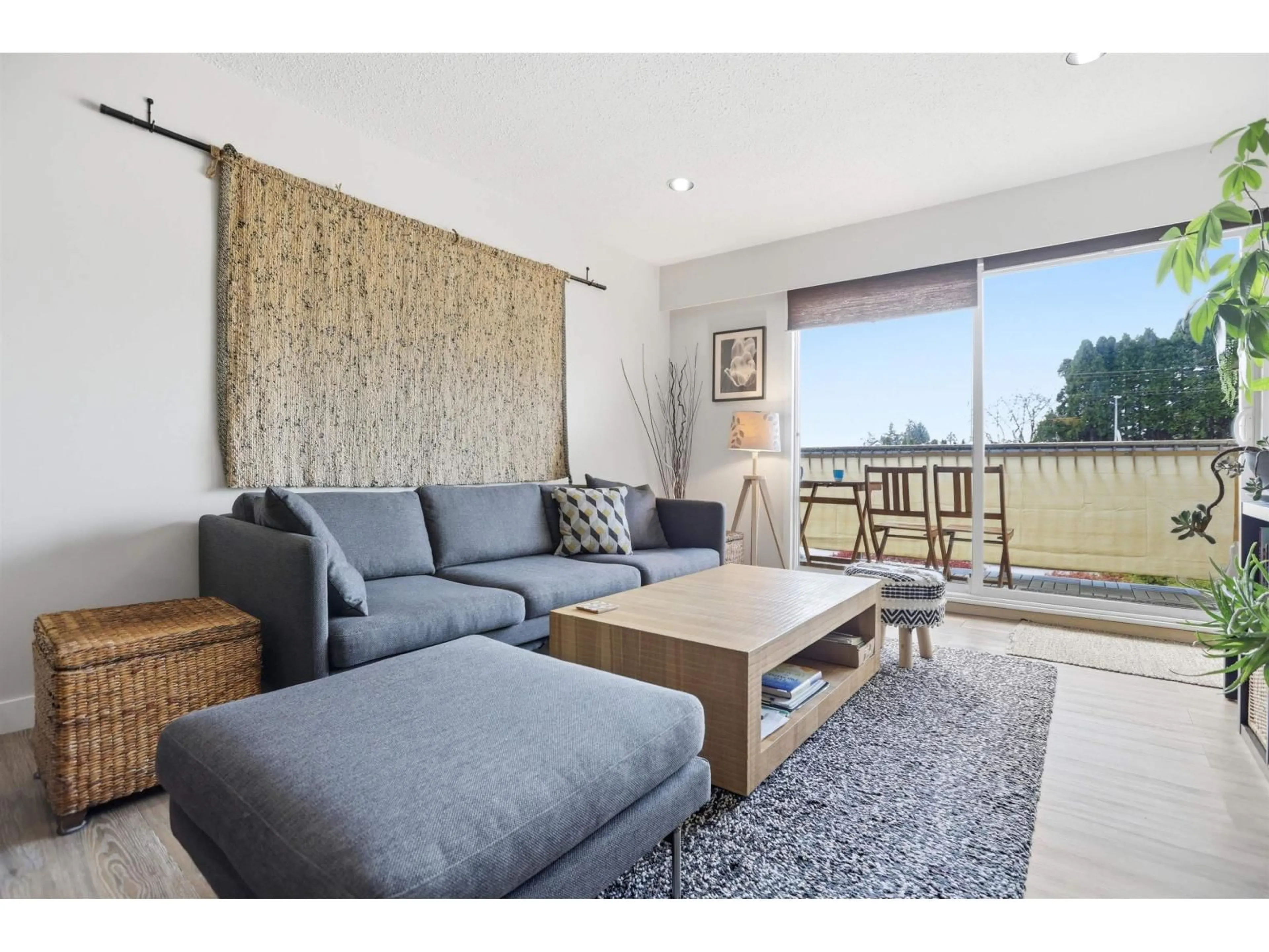 Living room with furniture, unknown for 215 - 11816 88 AVENUE, Delta British Columbia V4C3C5