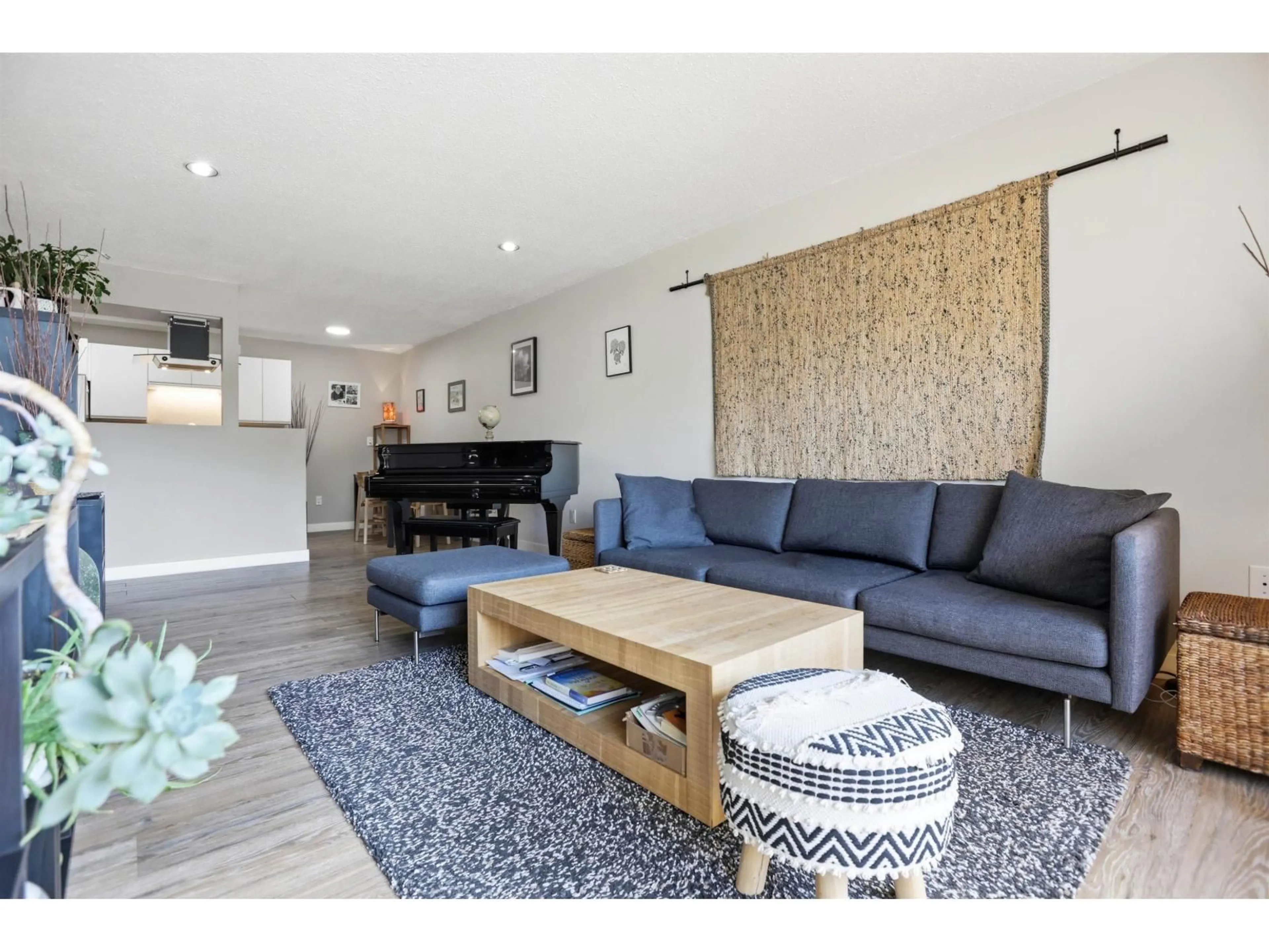 Living room with furniture, wood/laminate floor for 215 - 11816 88 AVENUE, Delta British Columbia V4C3C5