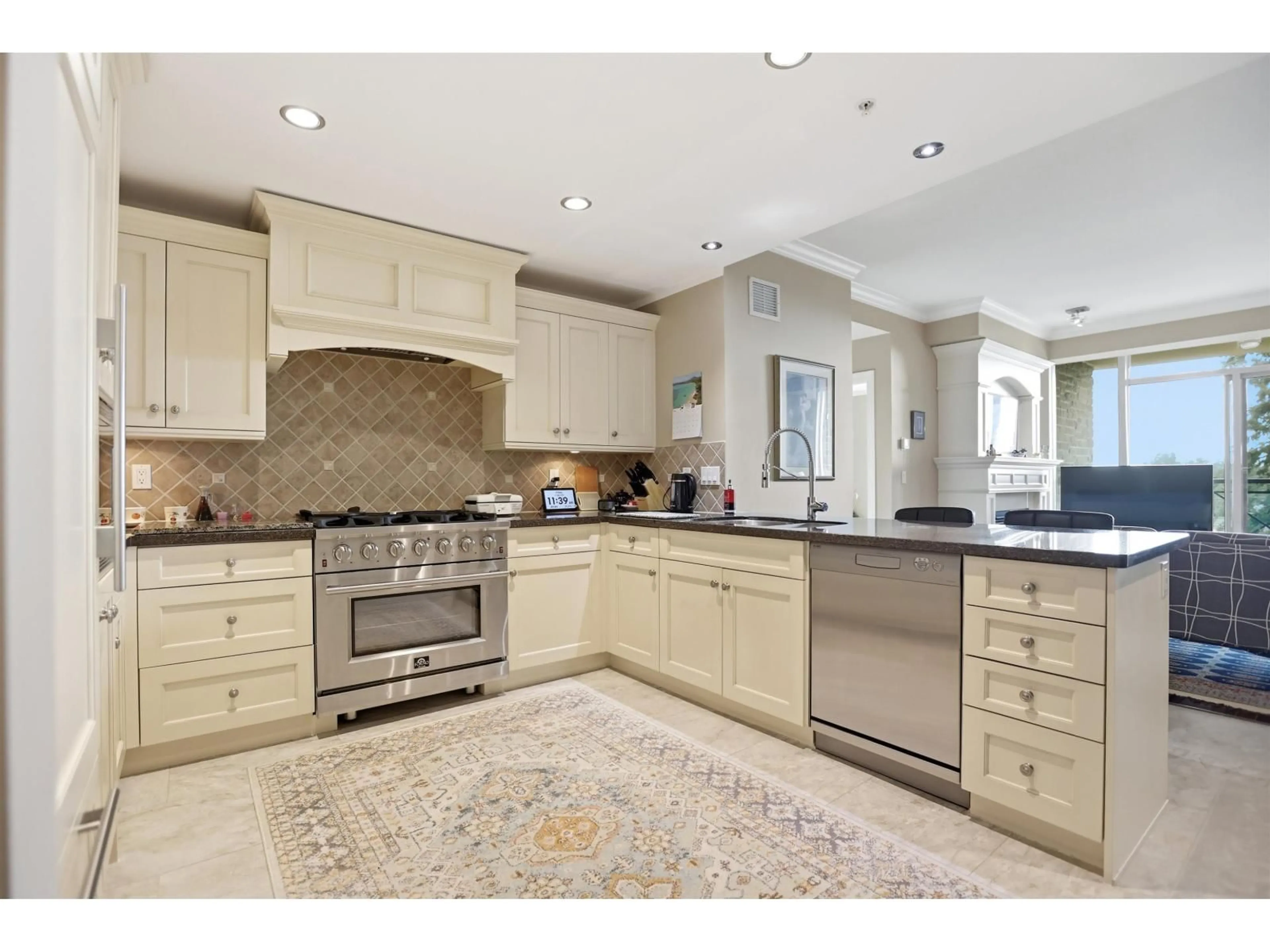 Open concept kitchen, ceramic/tile floor for 402 - 15445 VINE AVENUE, White Rock British Columbia V4B2T3