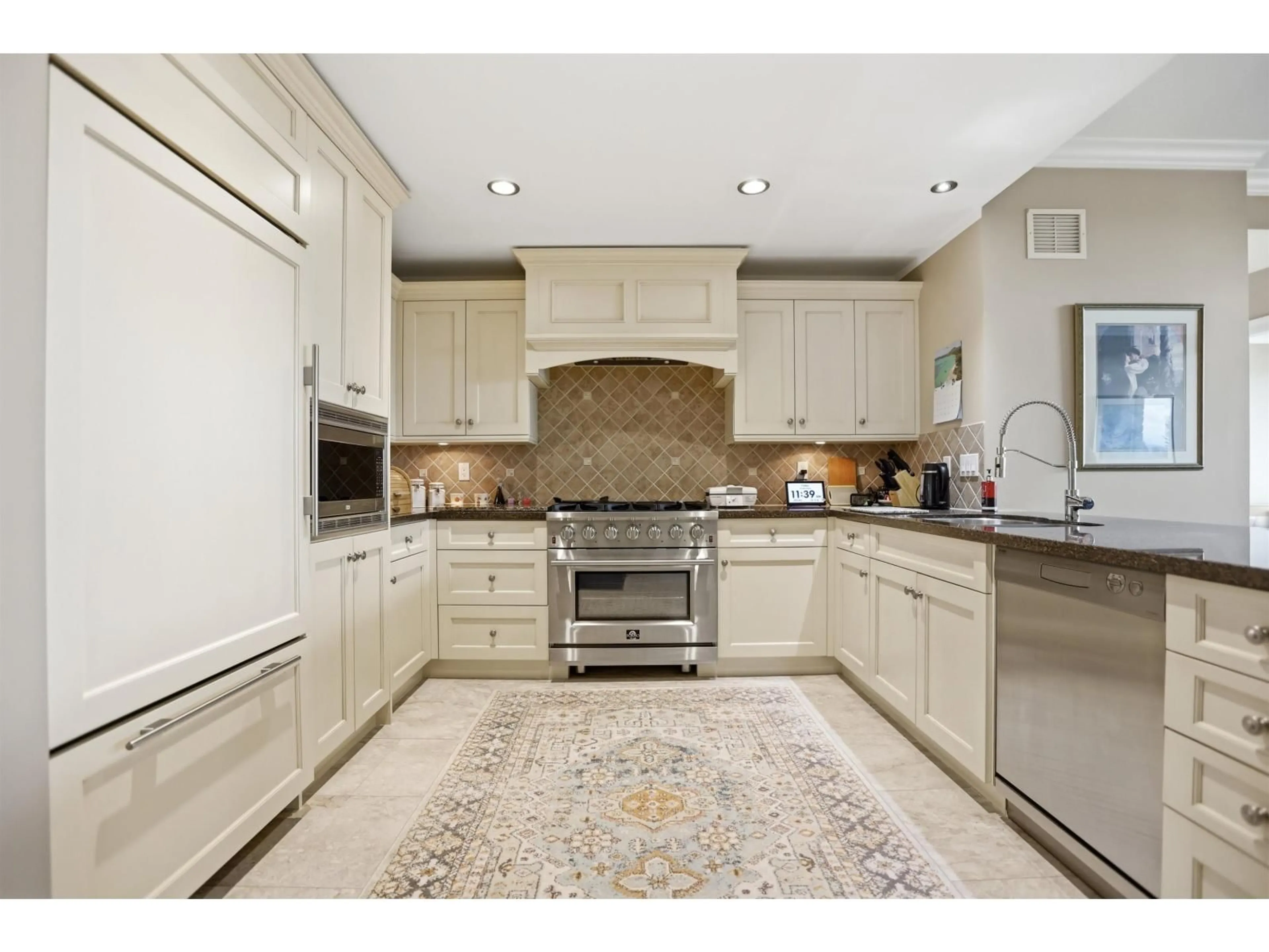 Open concept kitchen, ceramic/tile floor for 402 - 15445 VINE AVENUE, White Rock British Columbia V4B2T3