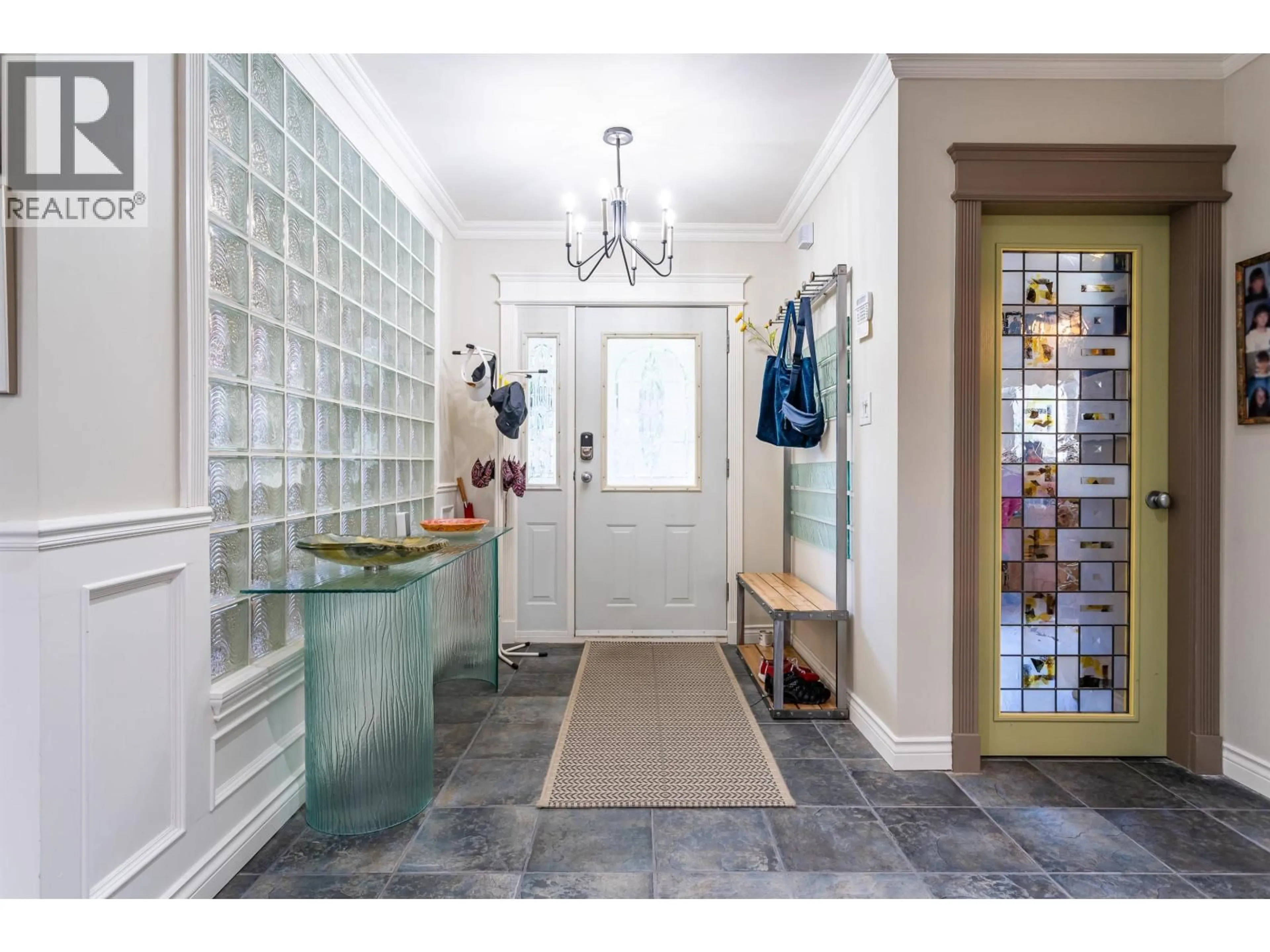 Indoor entryway for 5823 HIGHFIELD DRIVE, Burnaby British Columbia V5B1E4