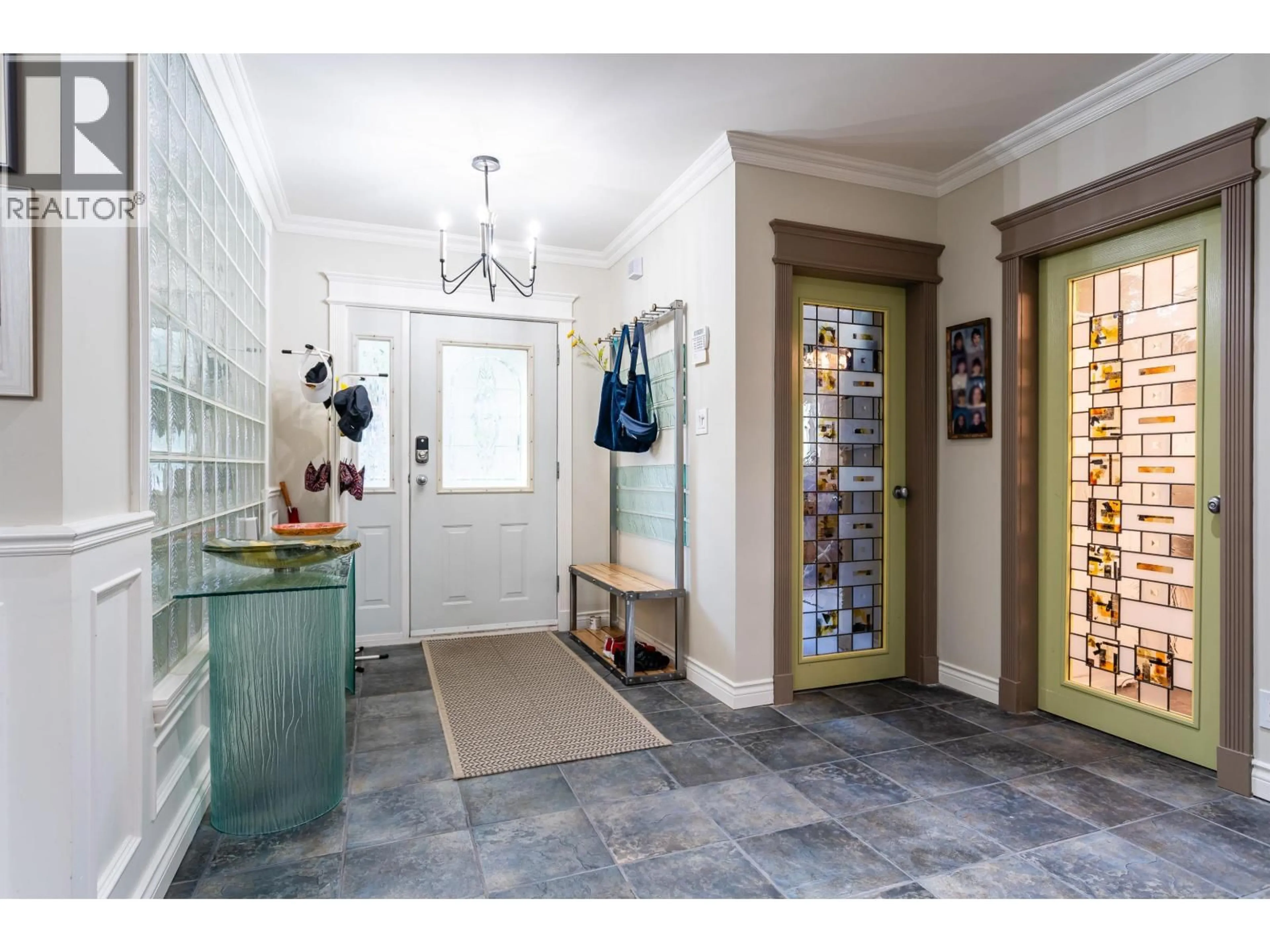 Indoor entryway for 5823 HIGHFIELD DRIVE, Burnaby British Columbia V5B1E4