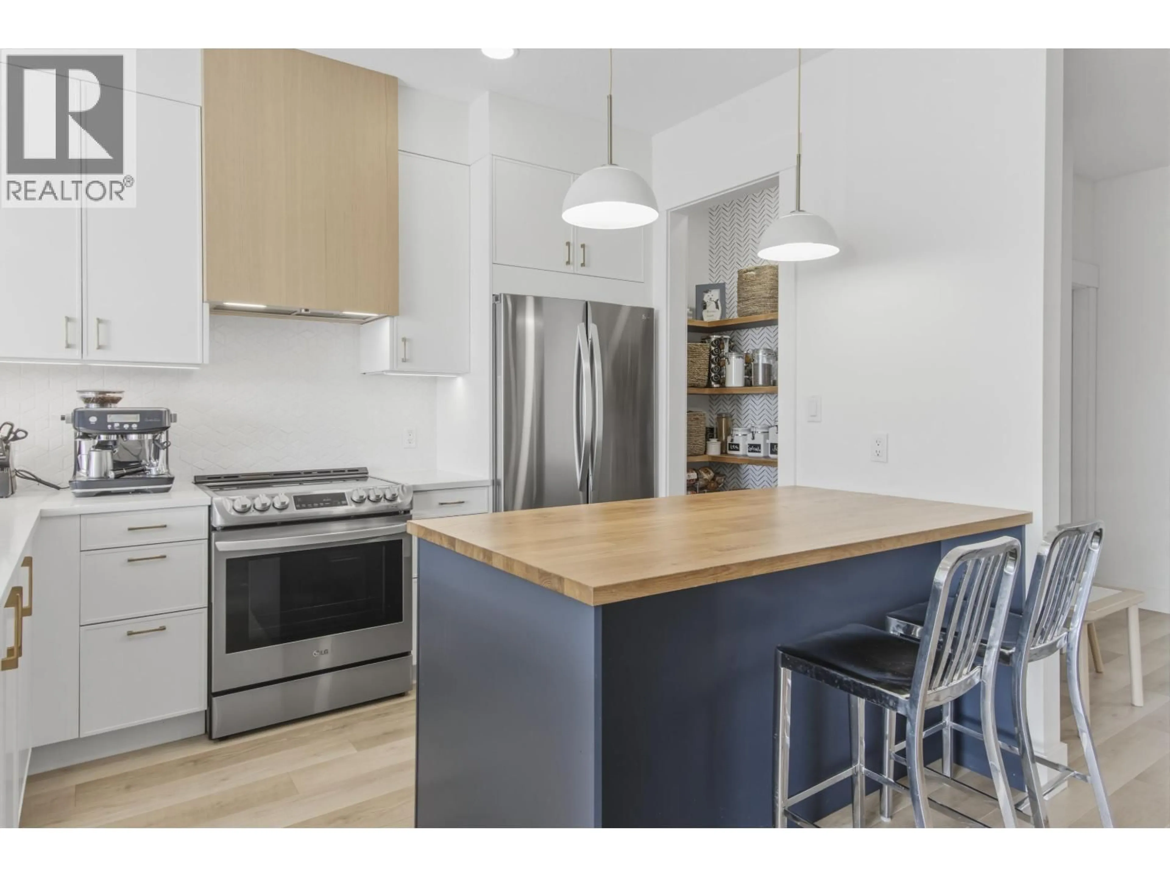 Open concept kitchen, wood/laminate floor for 6 - 1024 GLACIER VIEW DRIVE, Squamish British Columbia V8B0G1