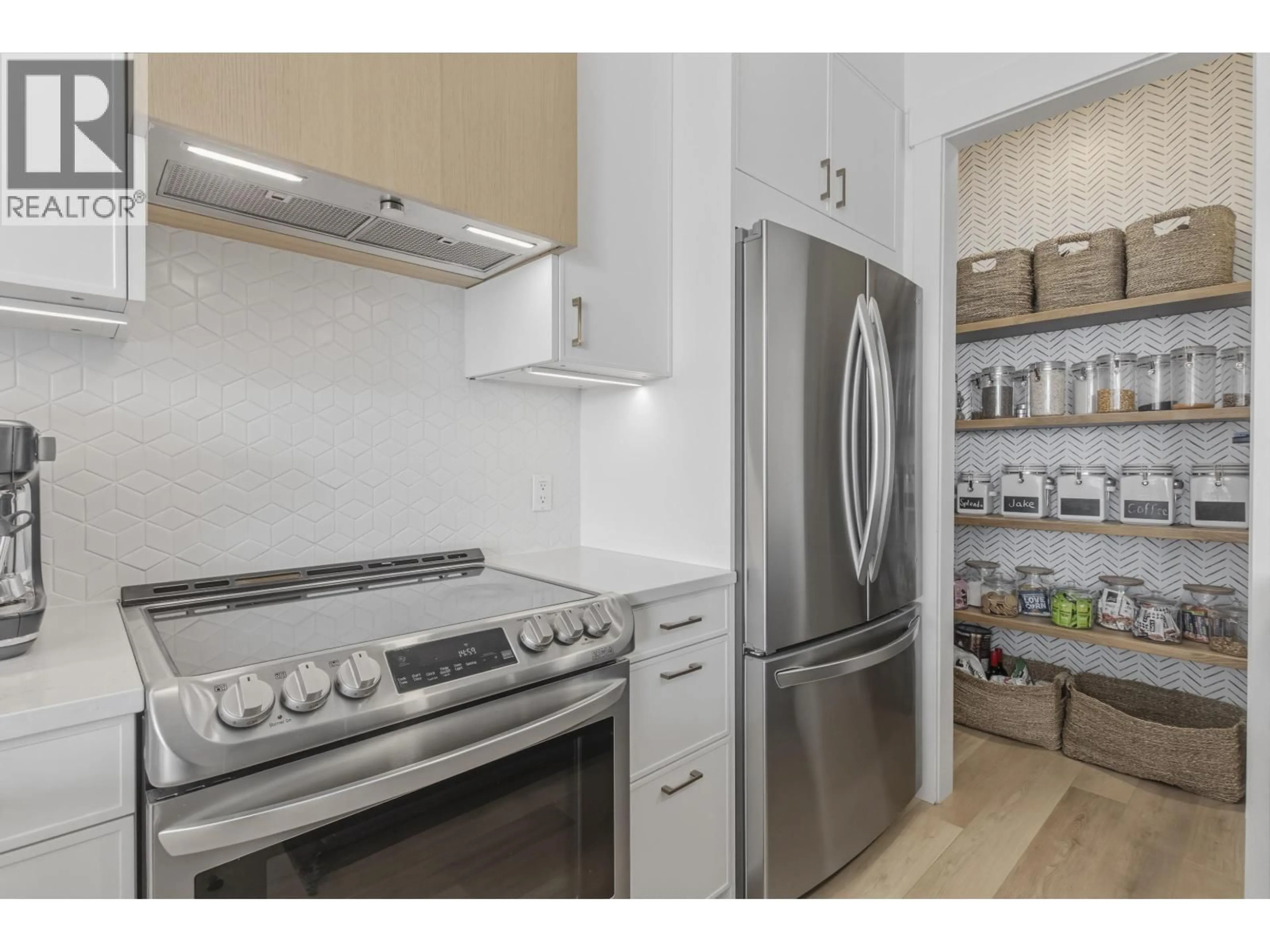 Standard kitchen, unknown for 6 - 1024 GLACIER VIEW DRIVE, Squamish British Columbia V8B0G1