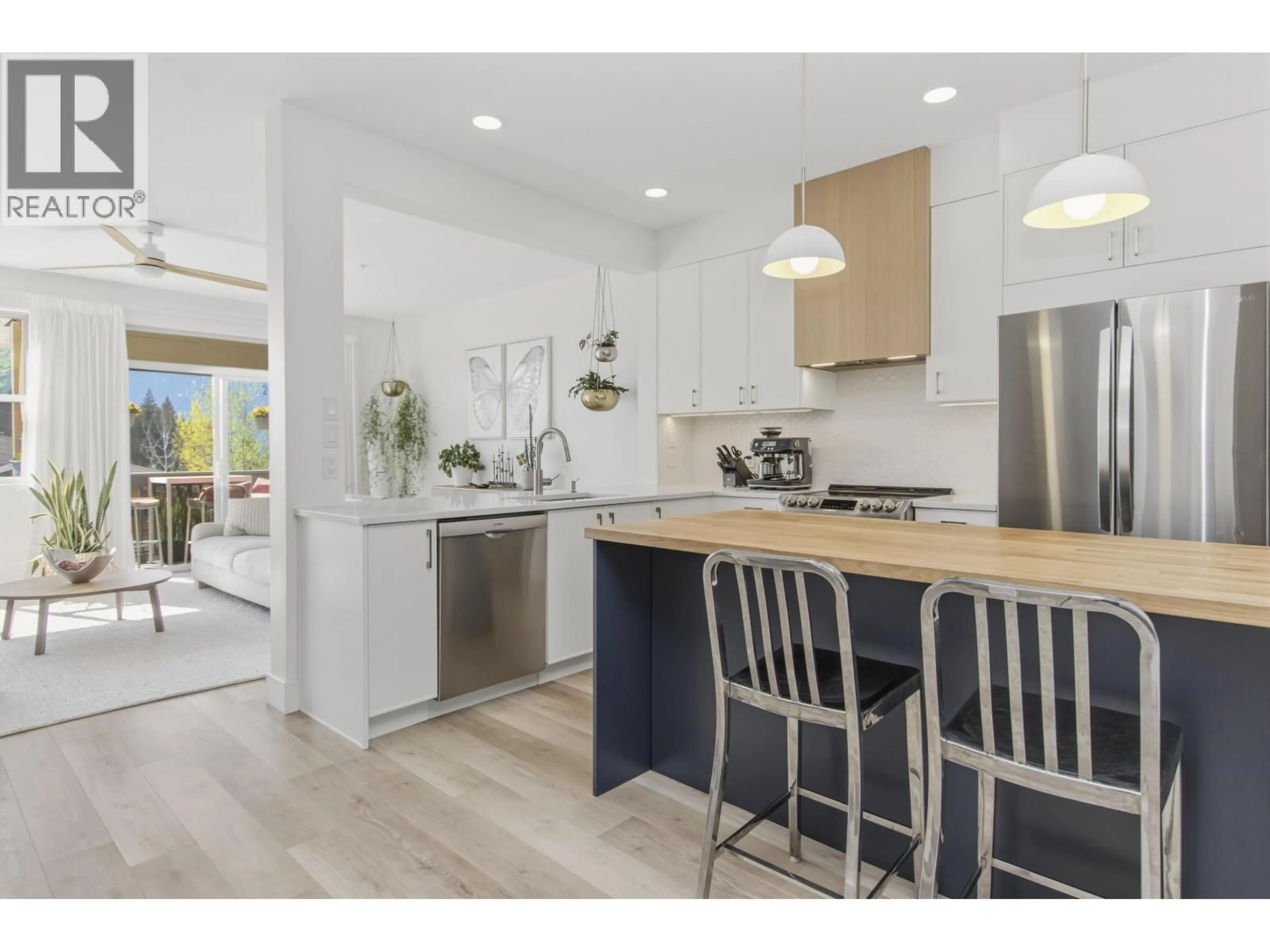 Open concept kitchen, wood/laminate floor for 6 - 1024 GLACIER VIEW DRIVE, Squamish British Columbia V8B0G1