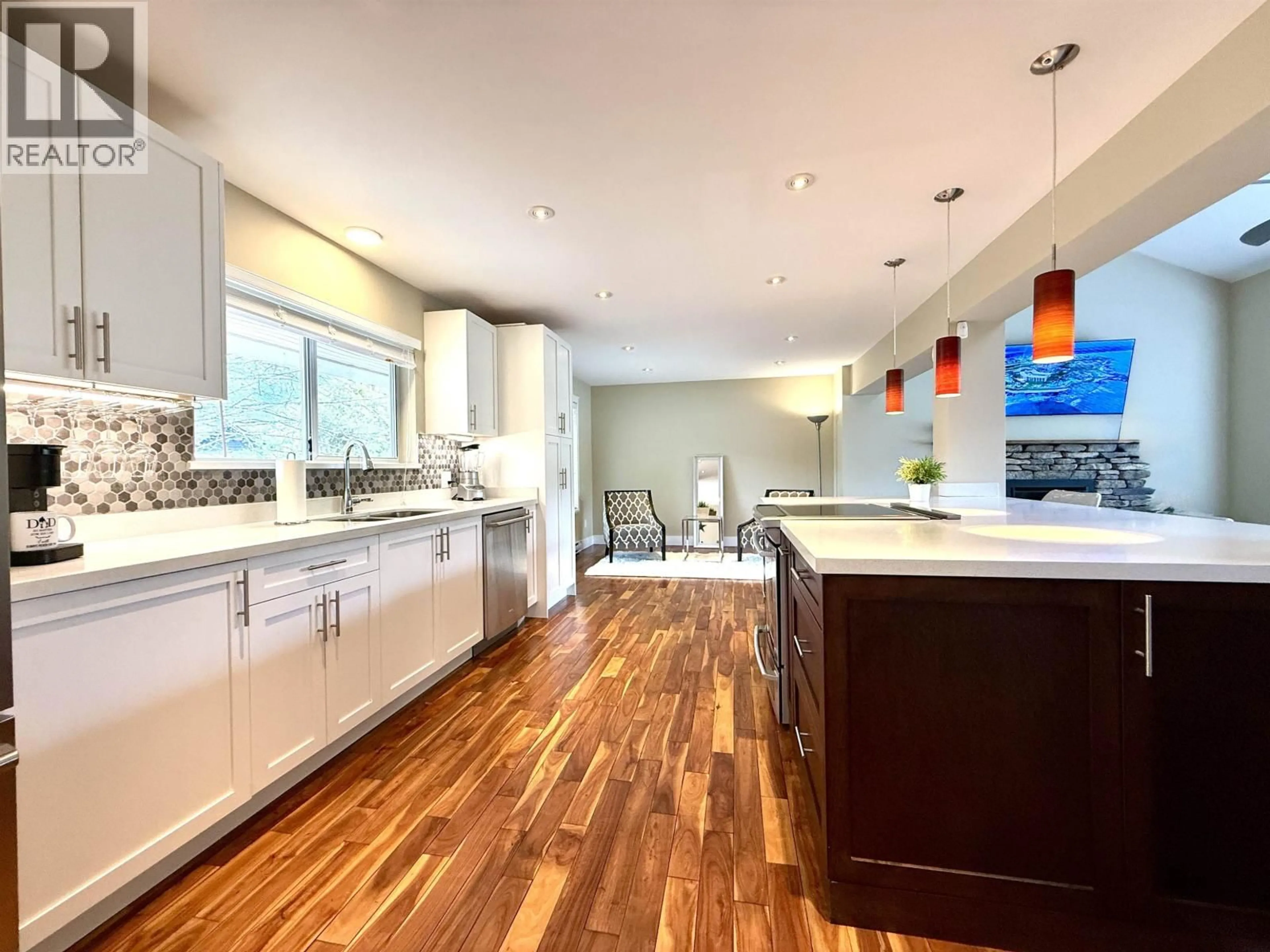 Contemporary kitchen, unknown for 1510 MACDONALD PLACE, Squamish British Columbia V0N1H0