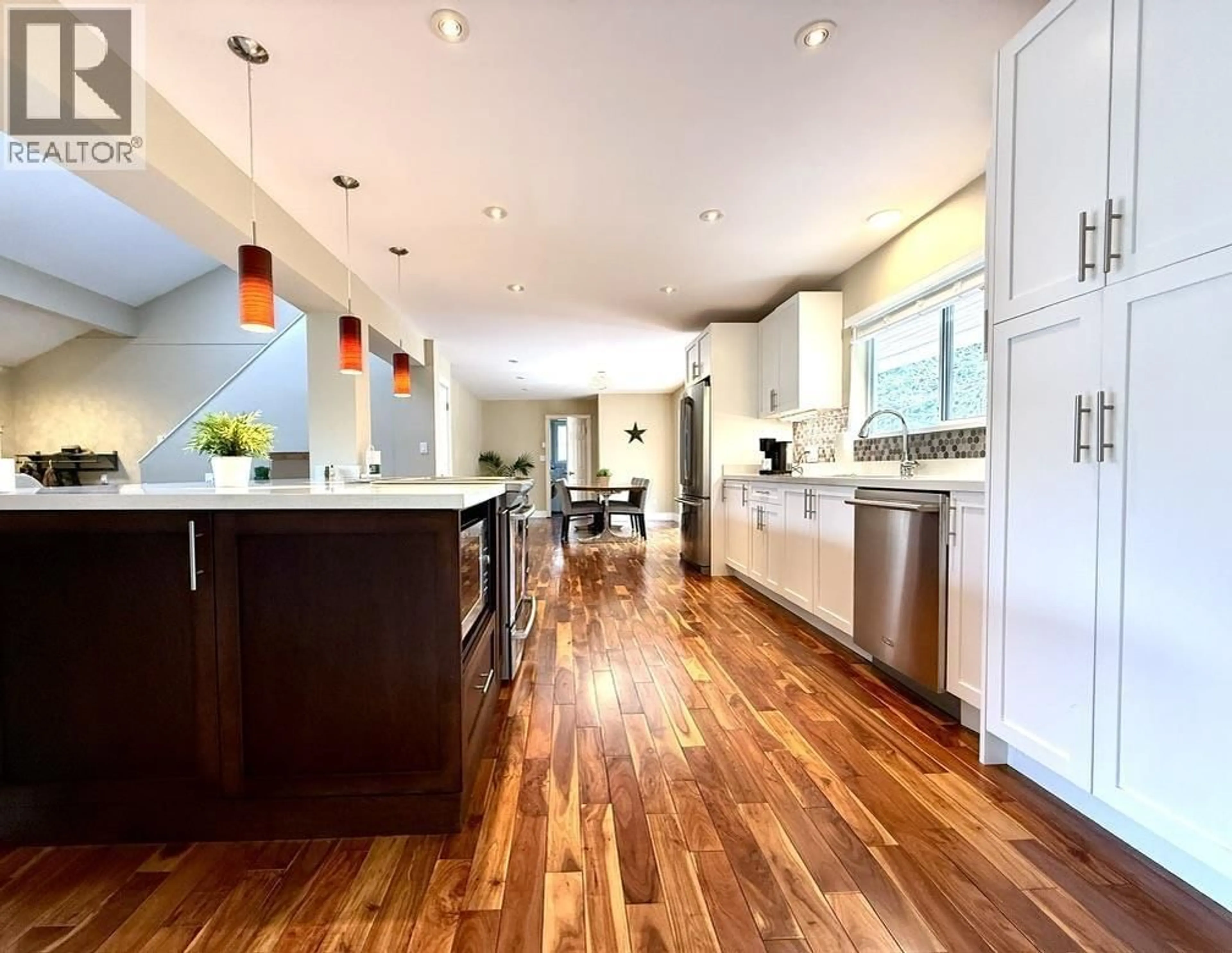 Contemporary kitchen, wood/laminate floor for 1510 MACDONALD PLACE, Squamish British Columbia V0N1H0