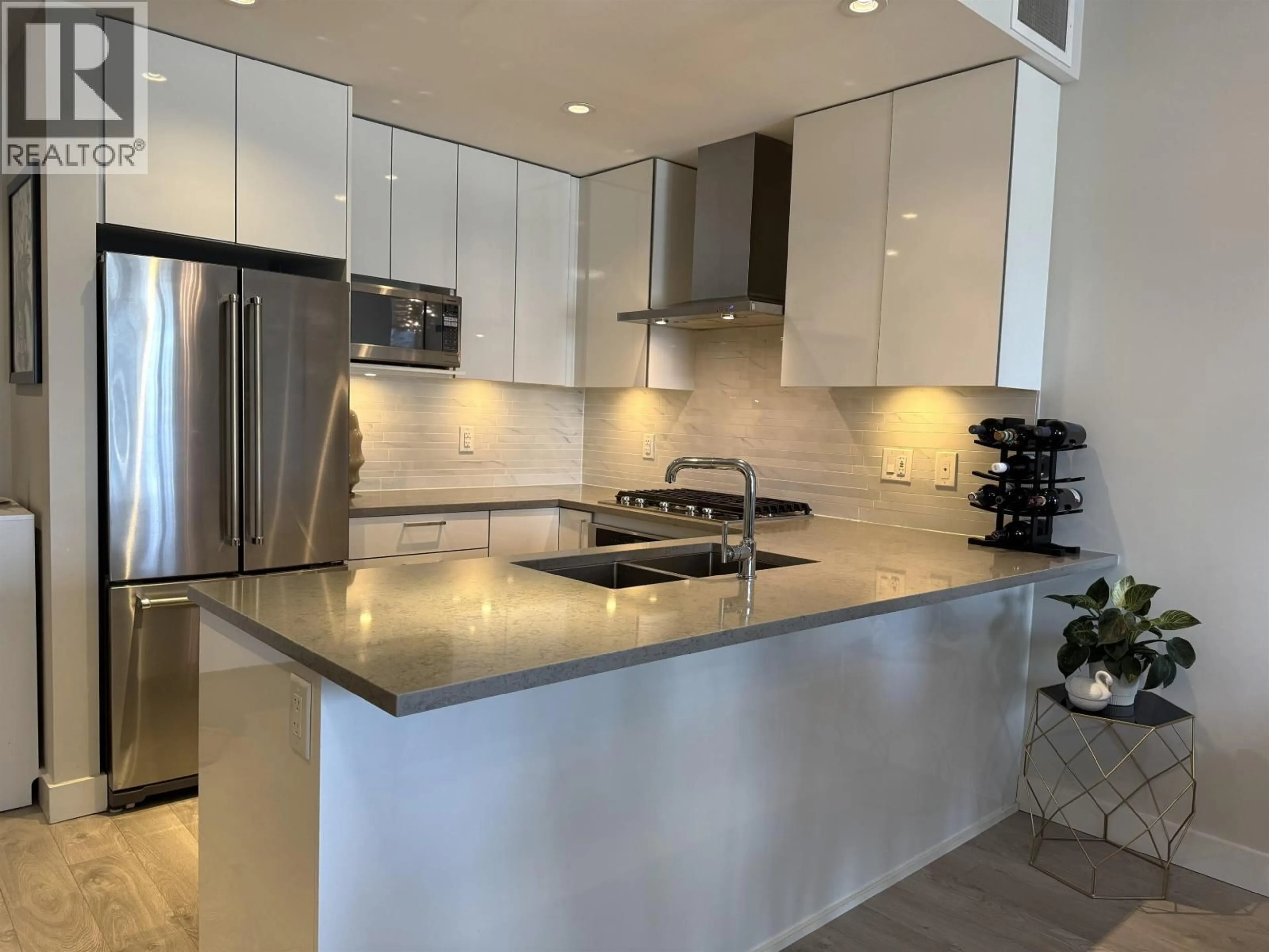 Open concept kitchen, ceramic/tile floor for 401 - 1788 GILMORE AVENUE, Burnaby British Columbia V5C0L5