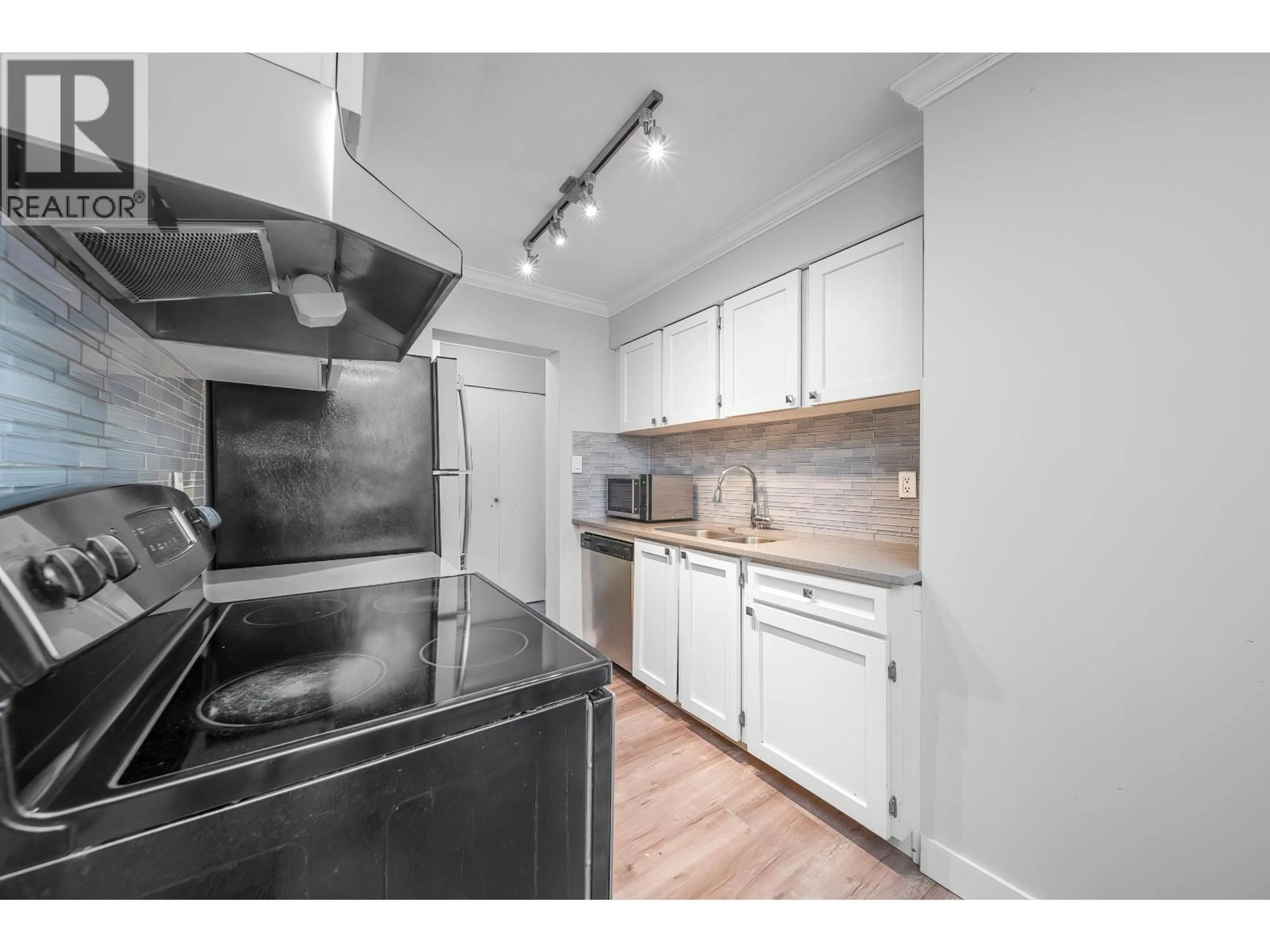 Standard kitchen, unknown for 114 - 6655 LYNAS LANE, Richmond British Columbia V7C3K8