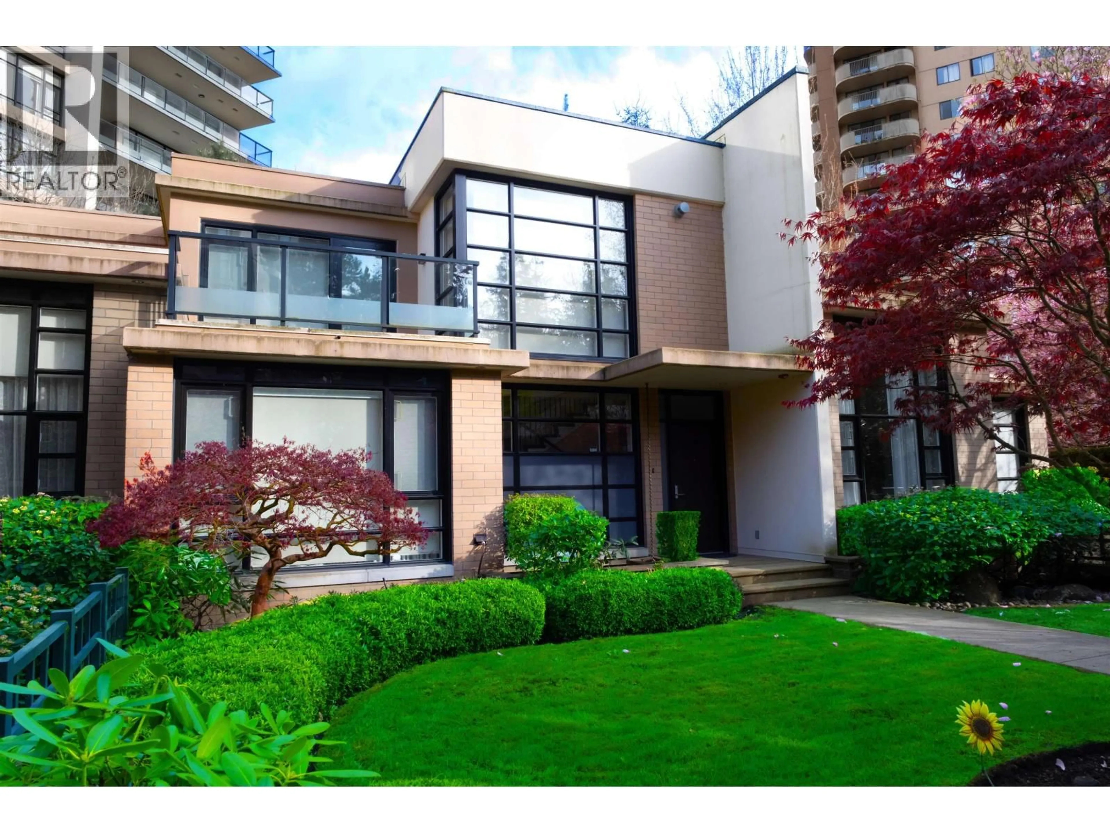 Patio, street for 6198 WILSON AVENUE, Burnaby British Columbia V5H2R8